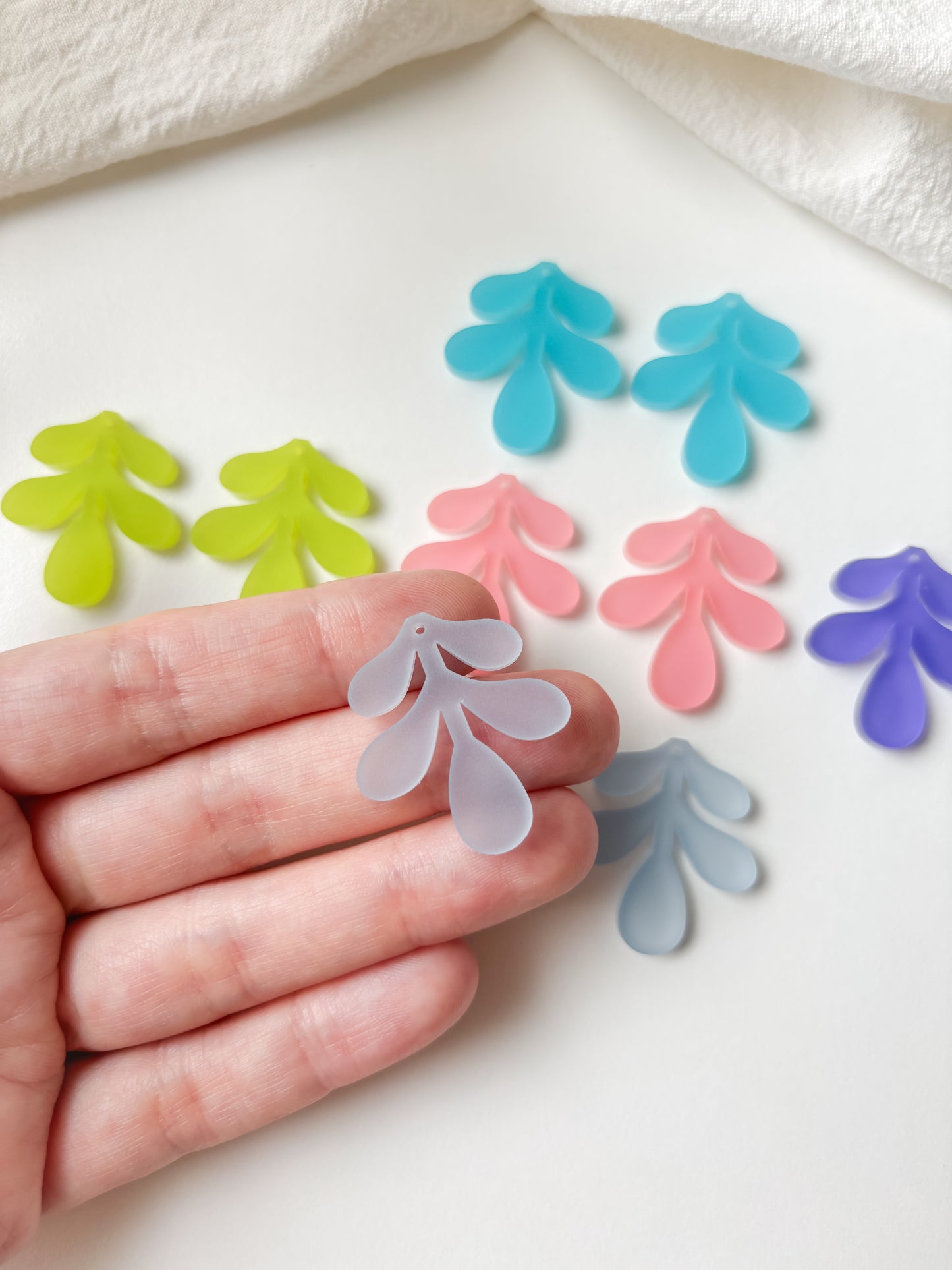 Pendant leaf 29x25mm, 1 pair