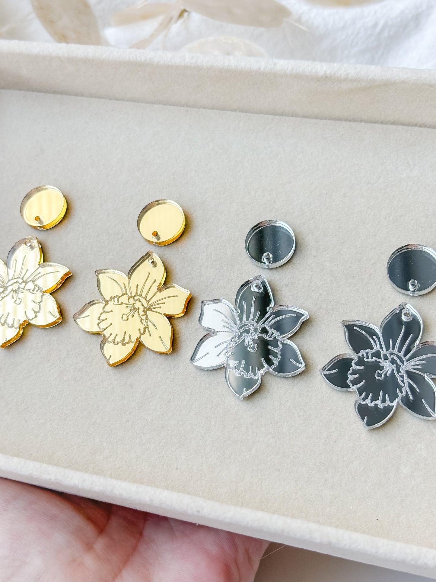 Pendant daffodil flower set, 1 pair