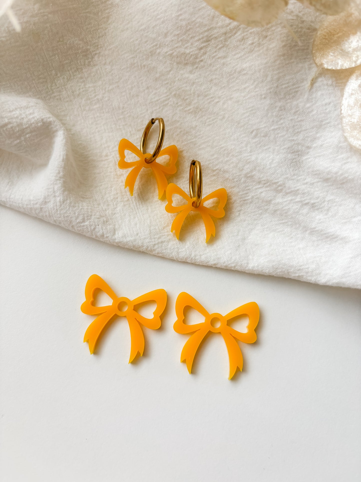 Pendant bow, yellow, 1 pair