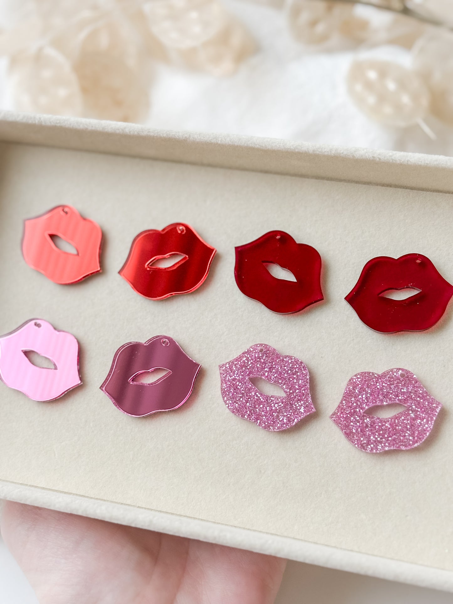 Pendant lips, 1 pair