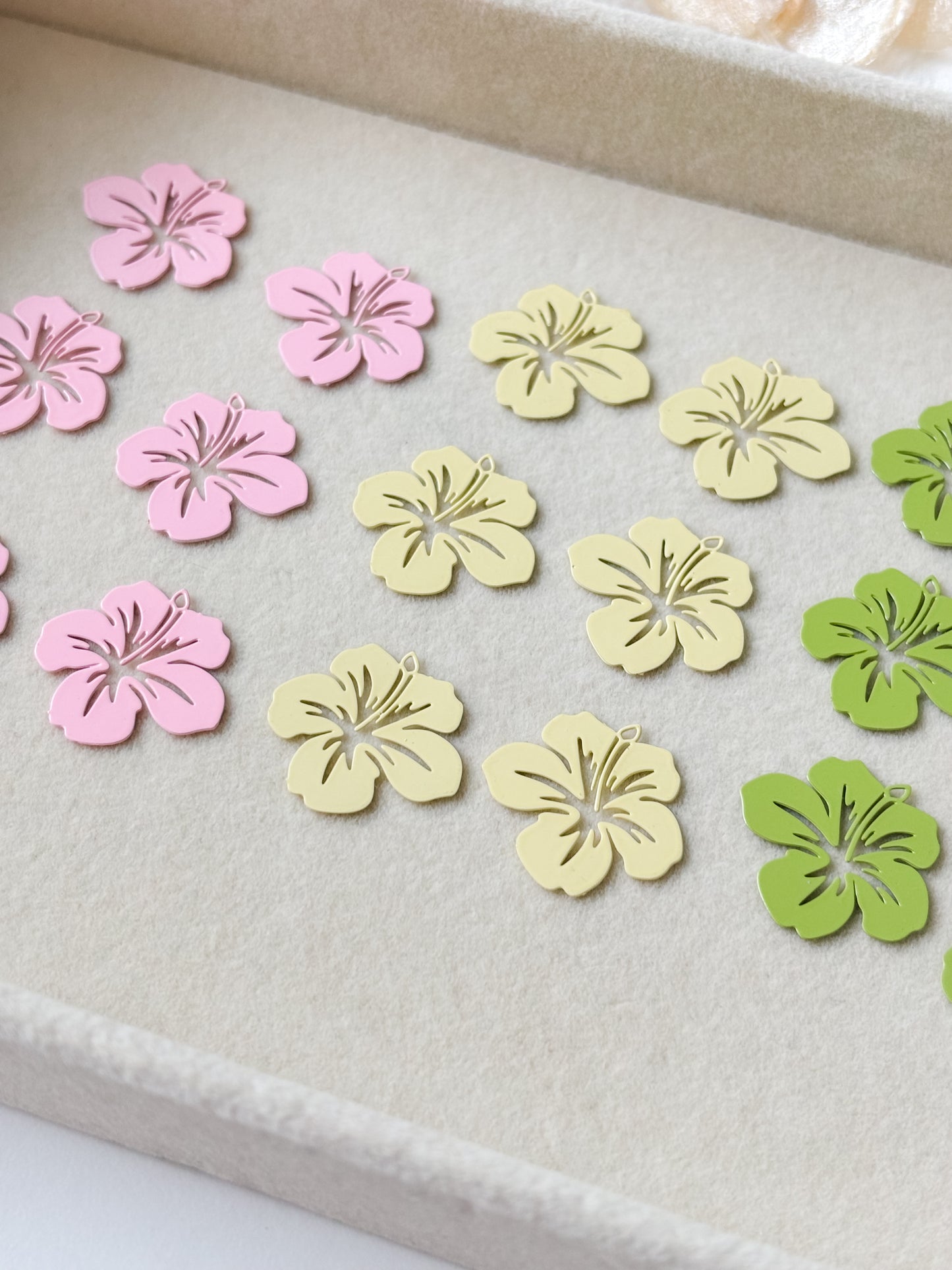 Pendant flower hibiscus 20mm, 1pc