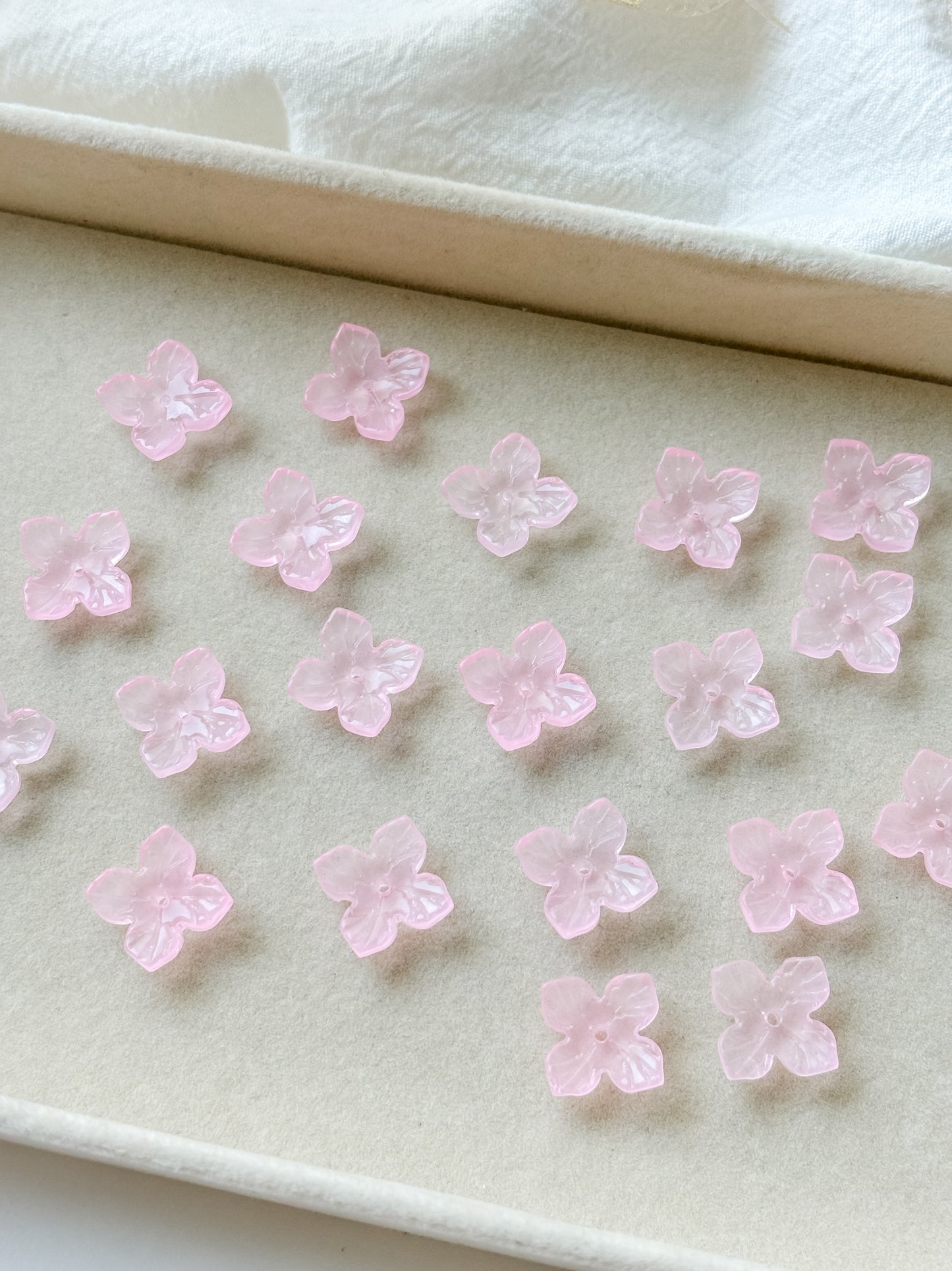 Glass bead flower 17x17x4mm, 10pcs