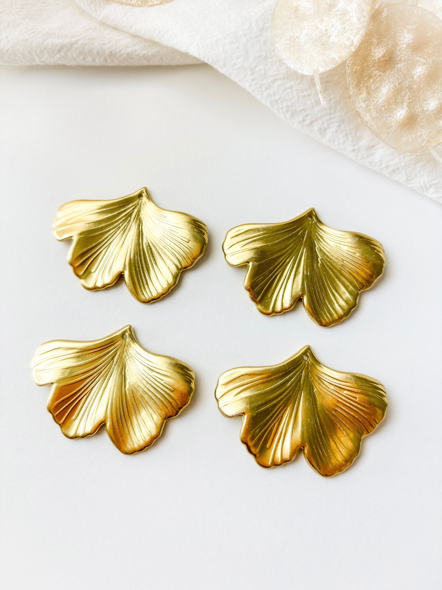 Riipus ginkgo kullanvärinen 33x45x2mm, 1kpl