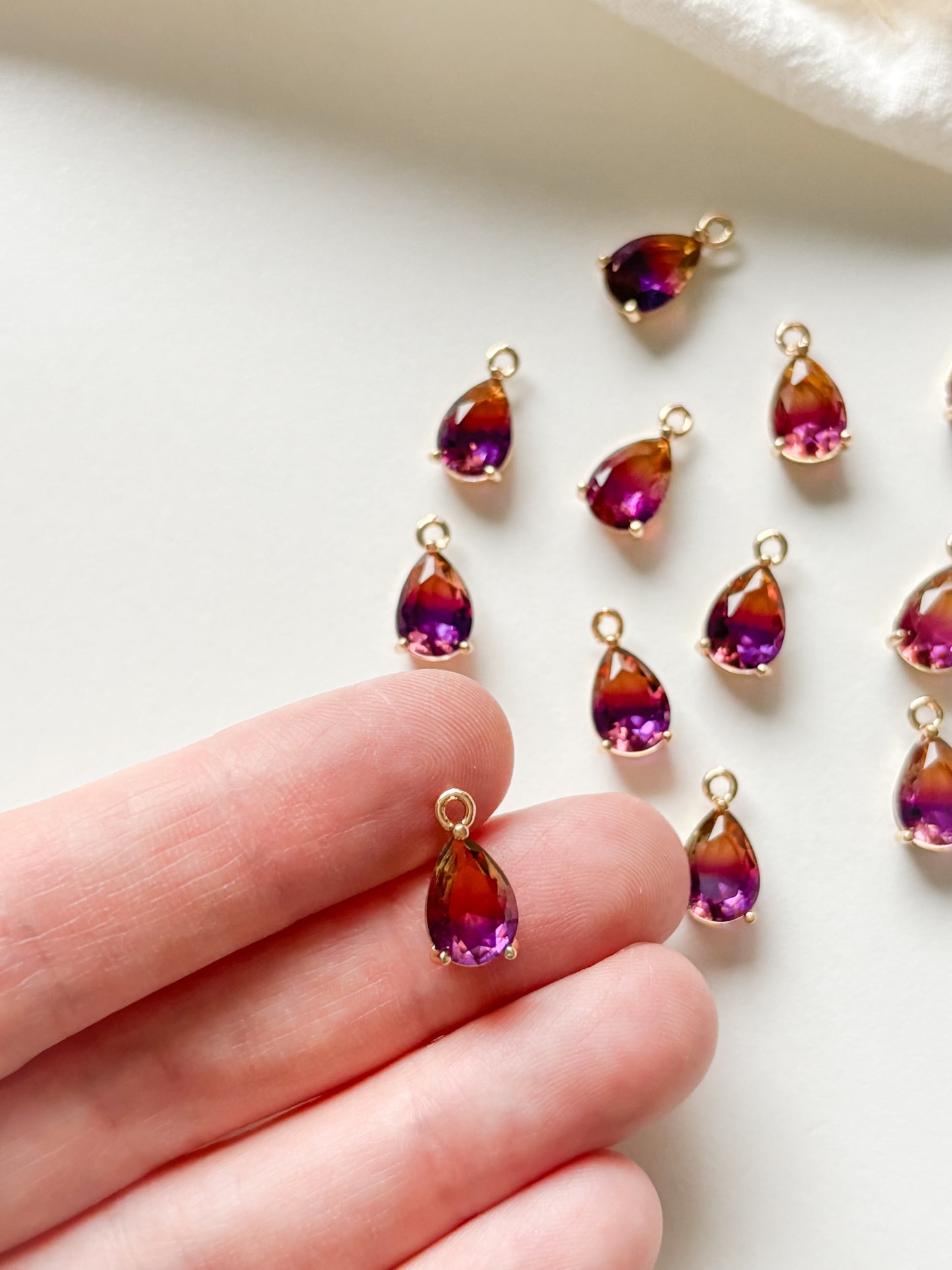 Glass pendant drop 13x7x5mm, 2 pcs