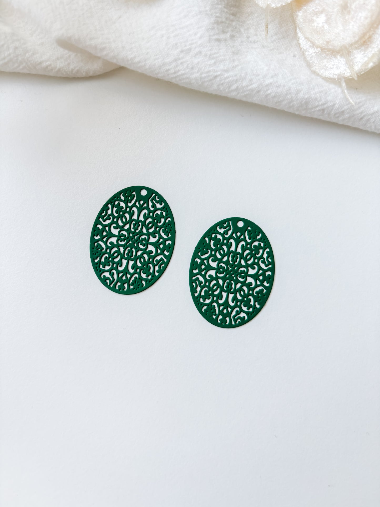 Pendant oval dark green 31x23.5x0.3mm, 1pc