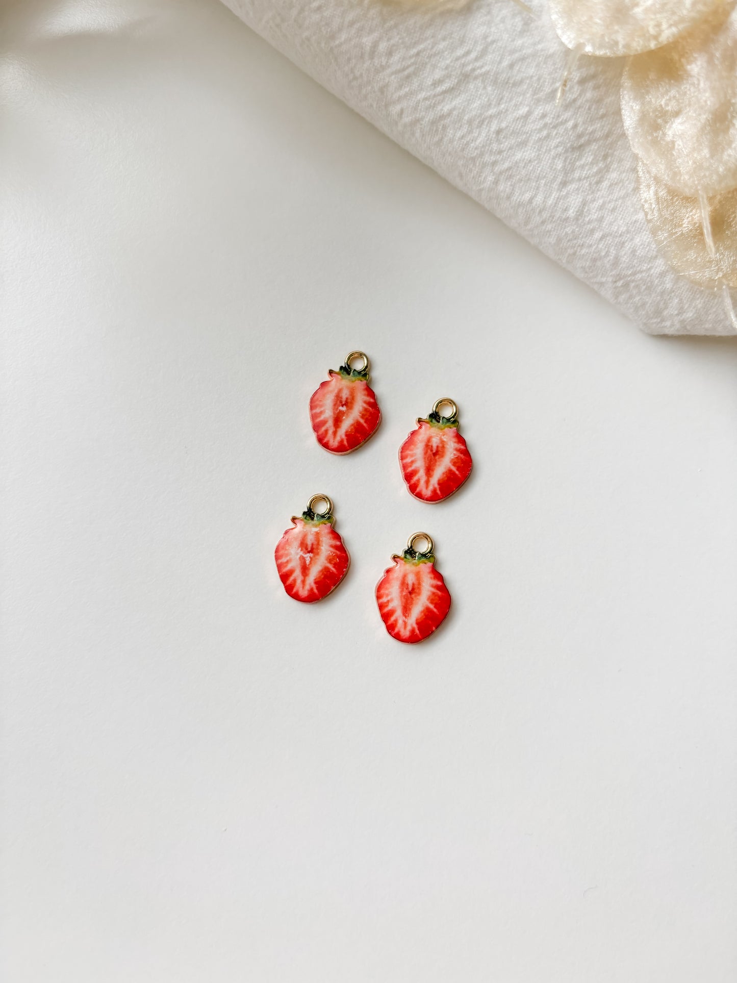 Pendant strawberry 18x12.5x3mm, 1pc