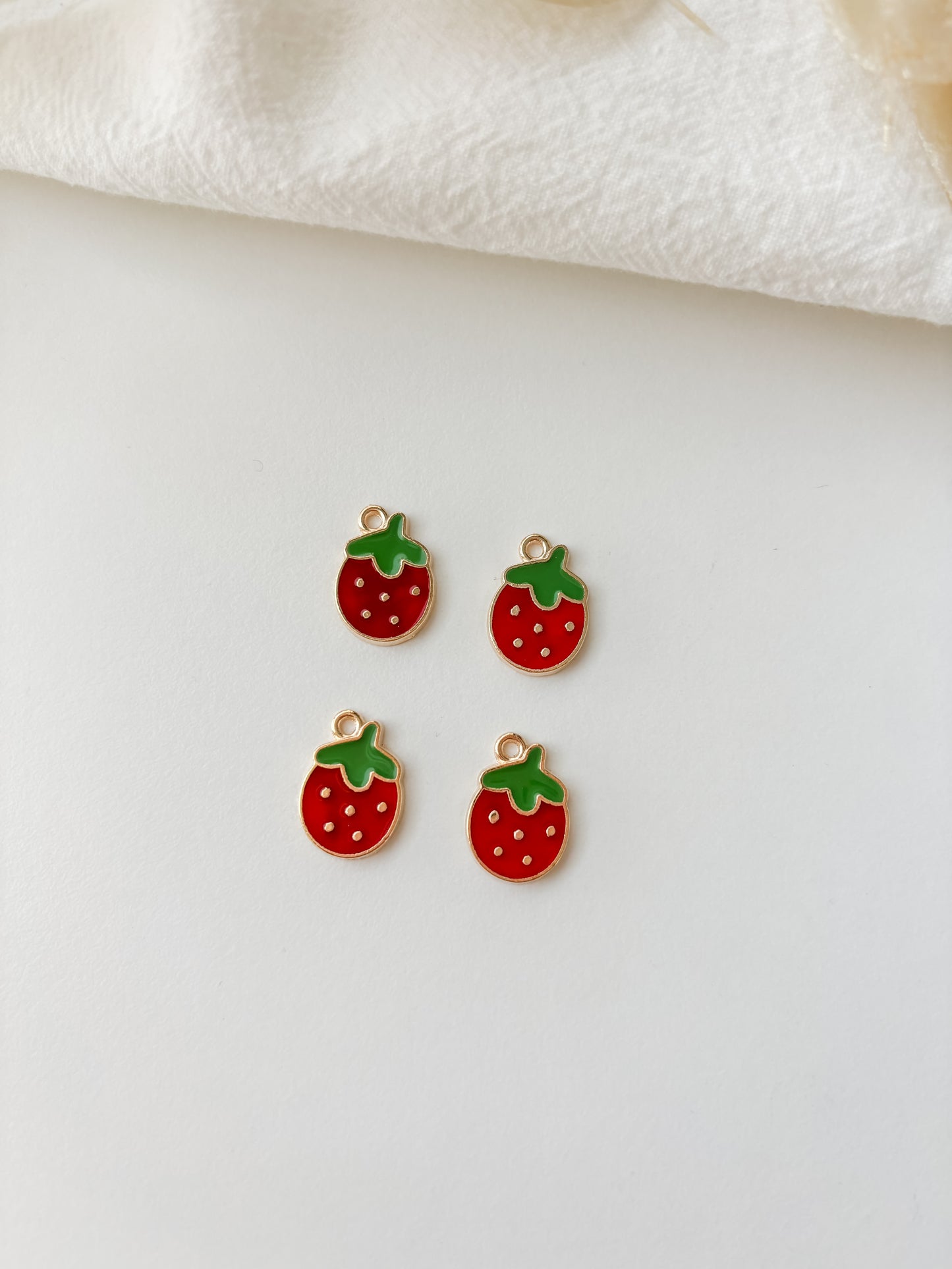 Pendant strawberry 16.5x11.5x2mm, 1pc