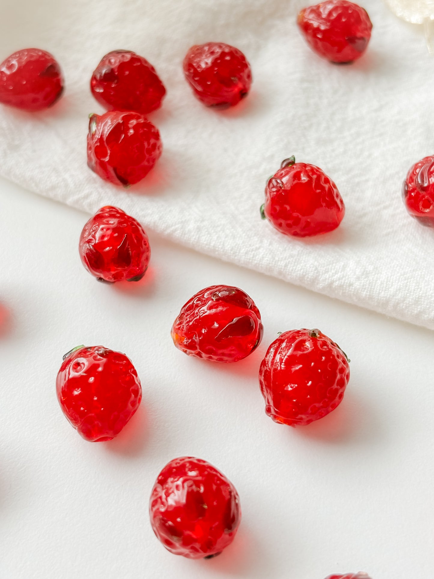 Glass bead strawberry 14~15x12.5x12.5mm