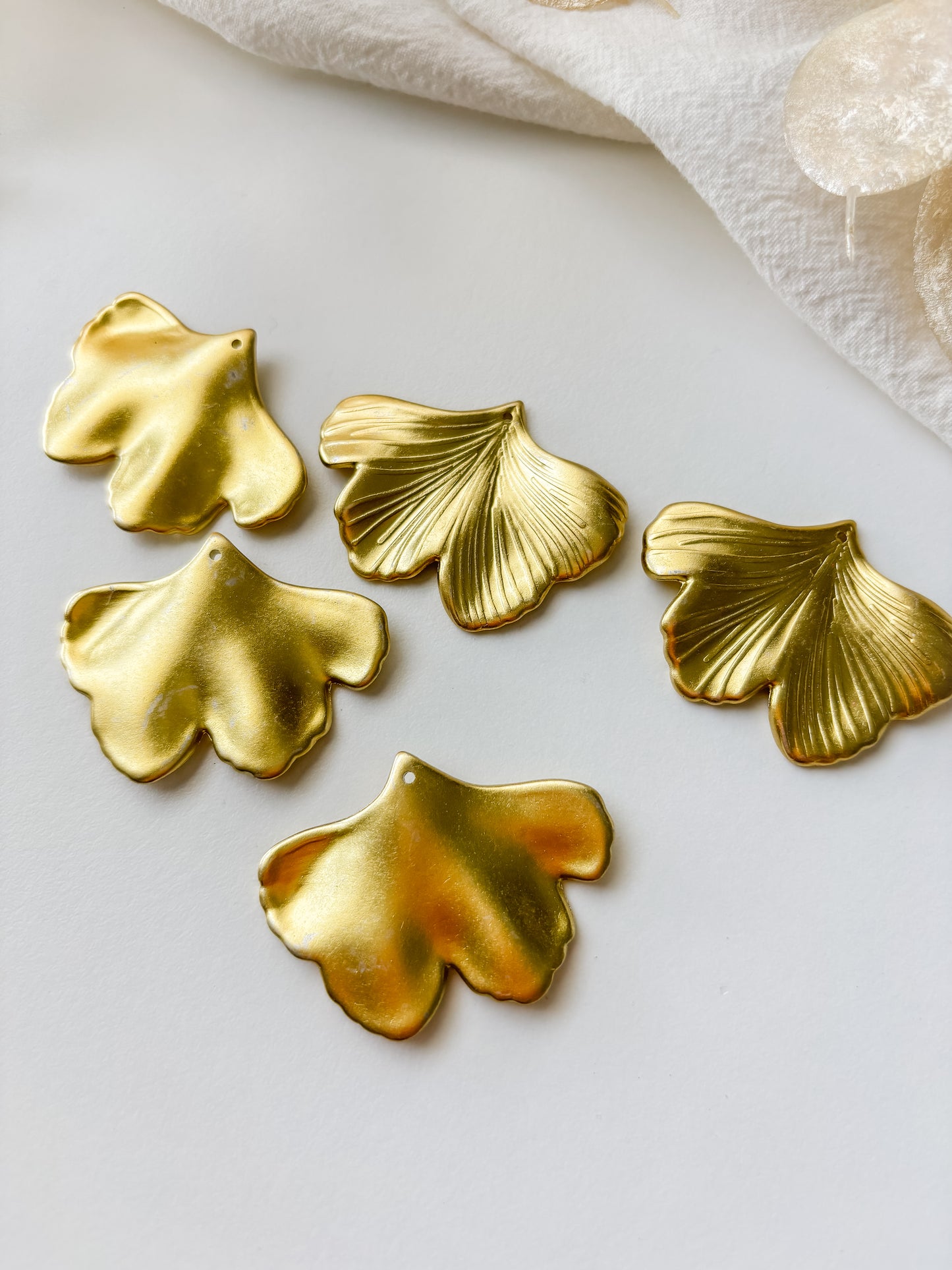 Pendant ginkgo gold-colored 33x45x2mm, 1pc