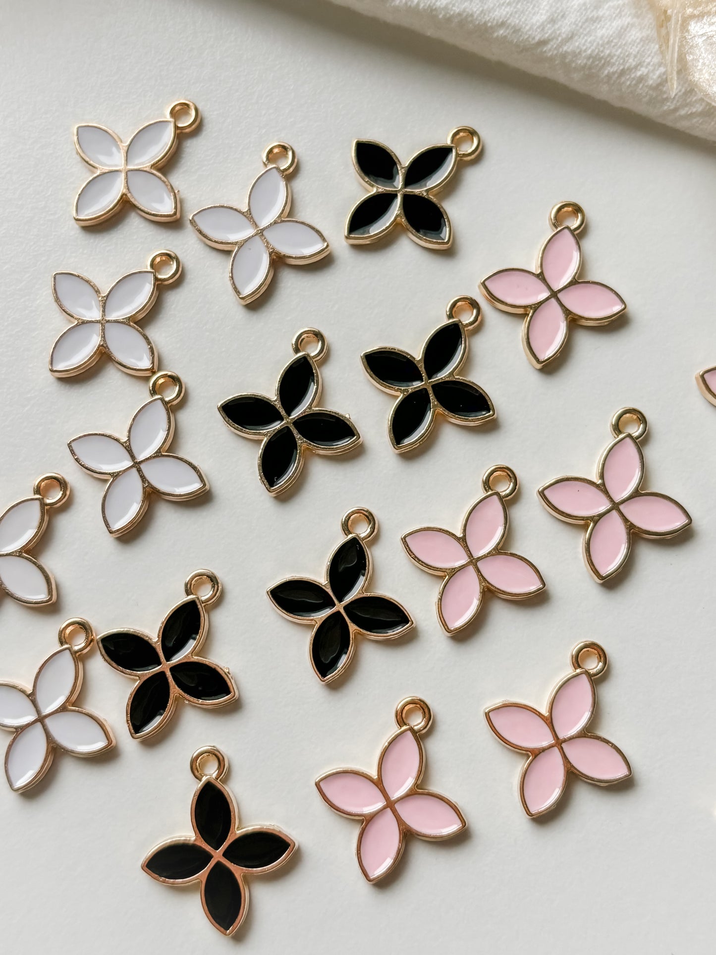 Pendant flower 18x15.5x2mm, 6pcs