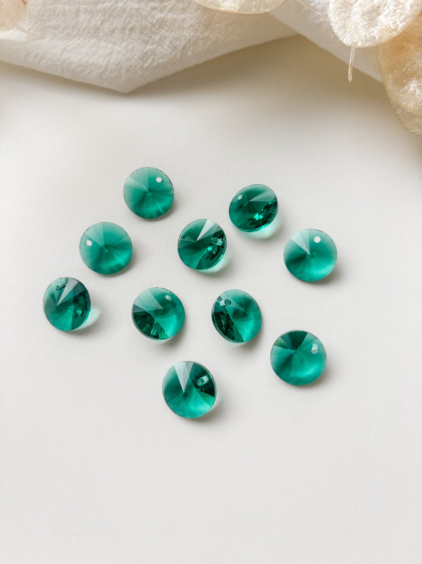 Glass pendant circle green 14x7mm, 6pcs