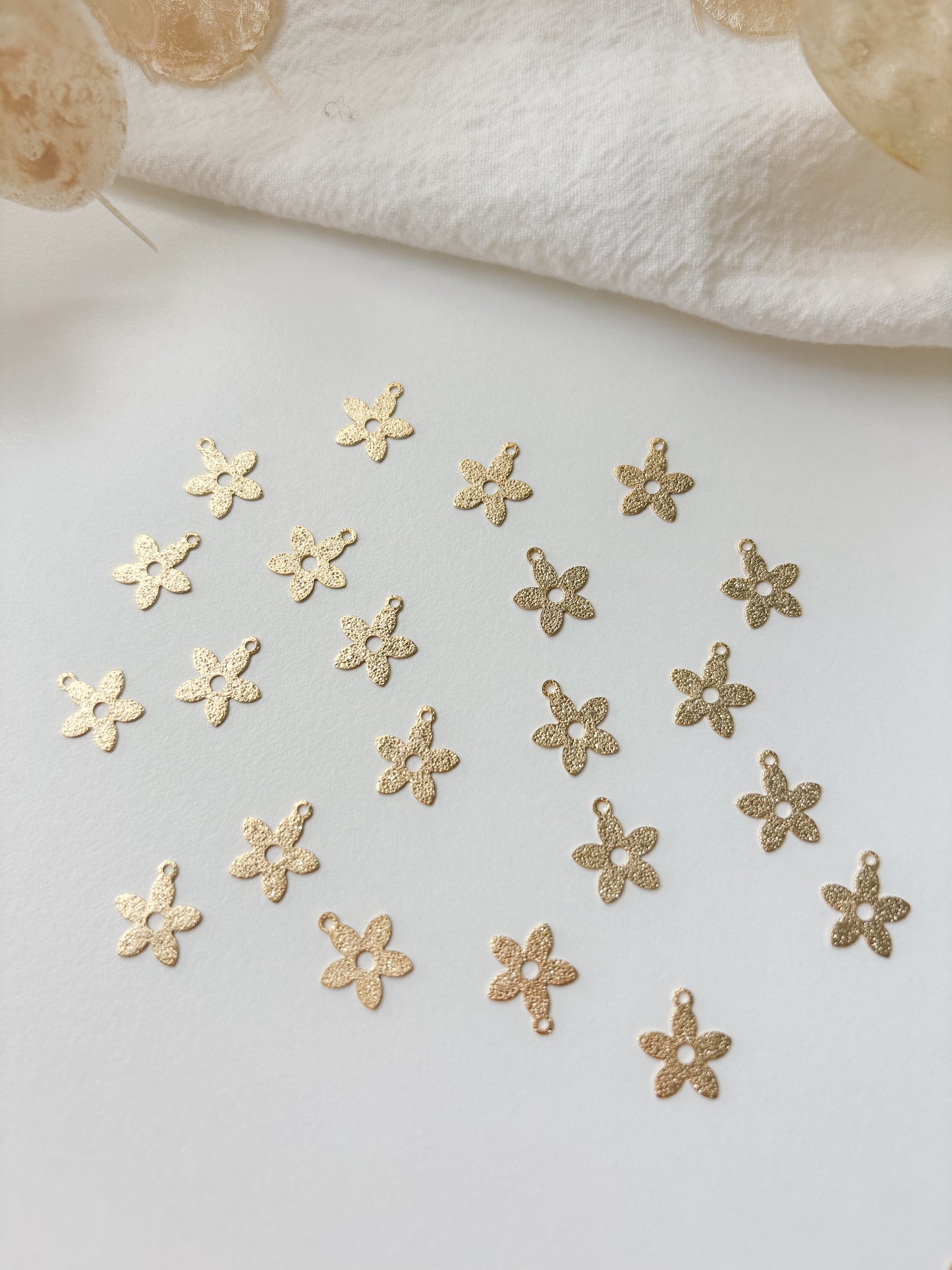 Pendant flower 11x10x0.6mm, 6pcs