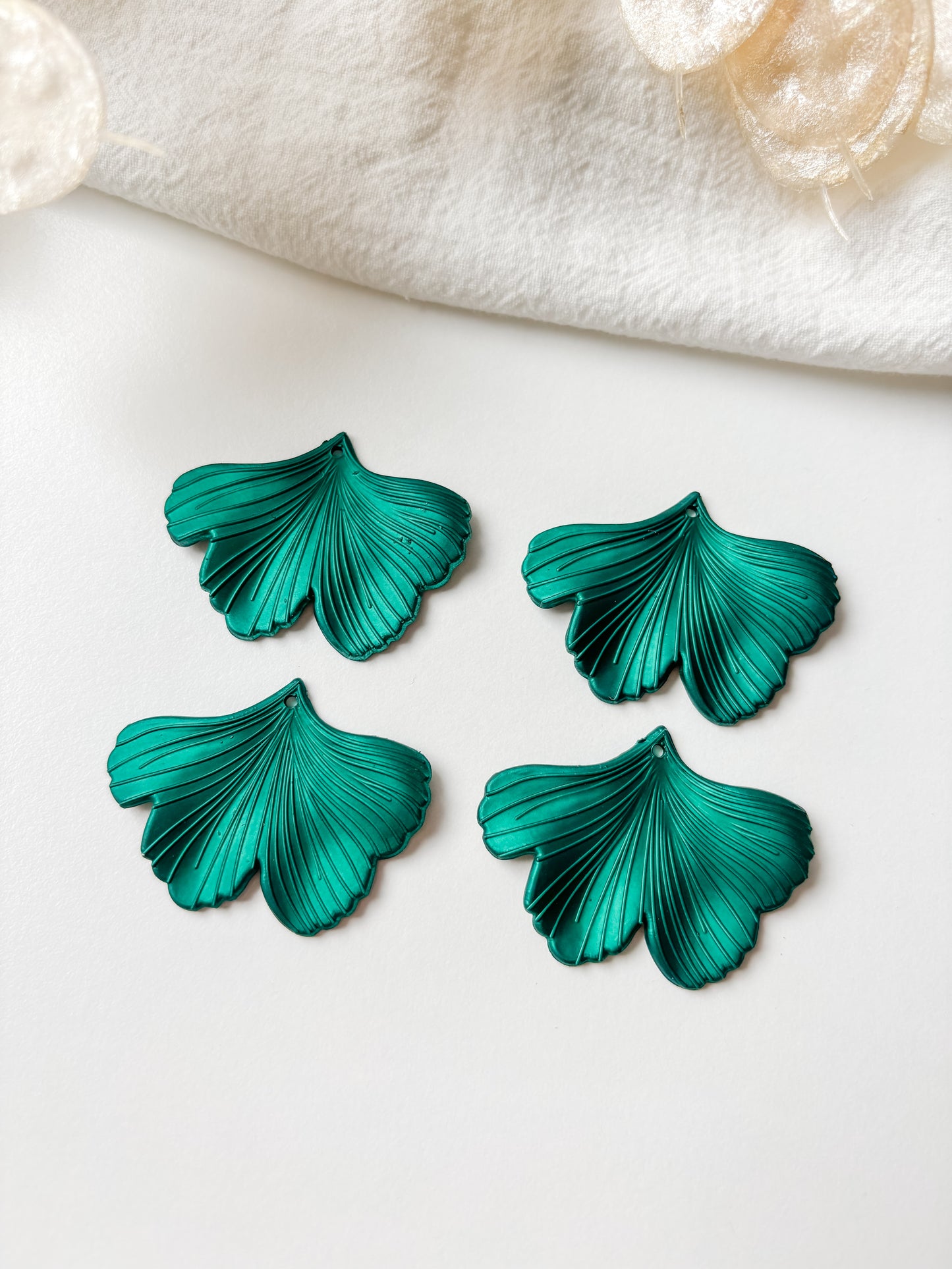 Pendant ginkgo dark green 33x45x2mm, 1pc