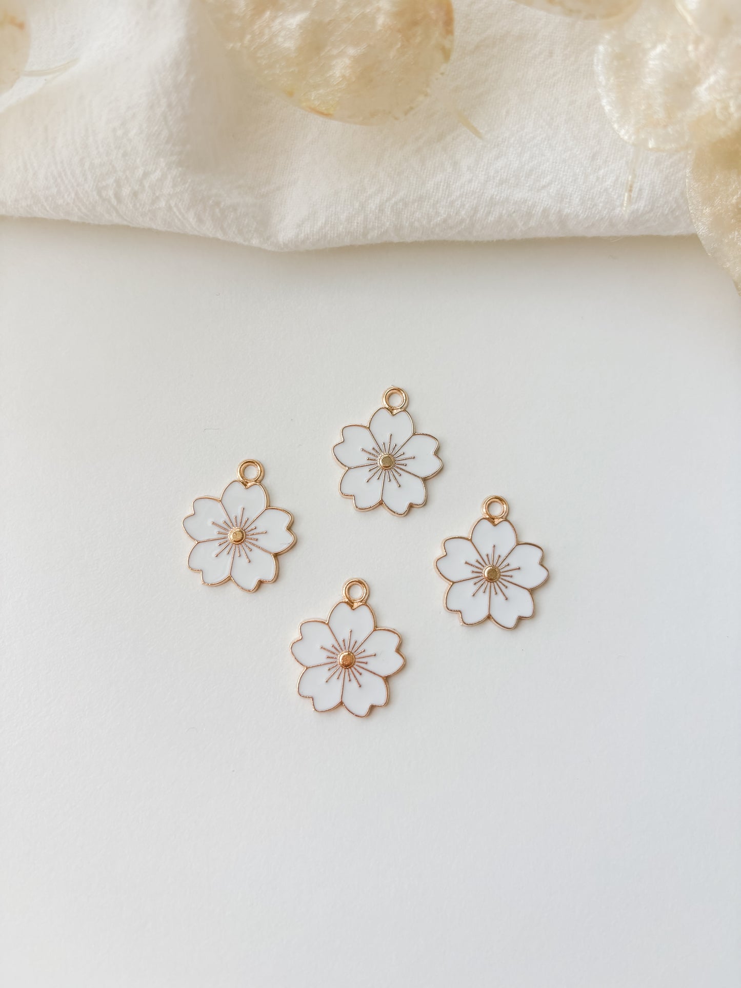 Pendant white flower 20.5x17.5x1.5mm, 1pc