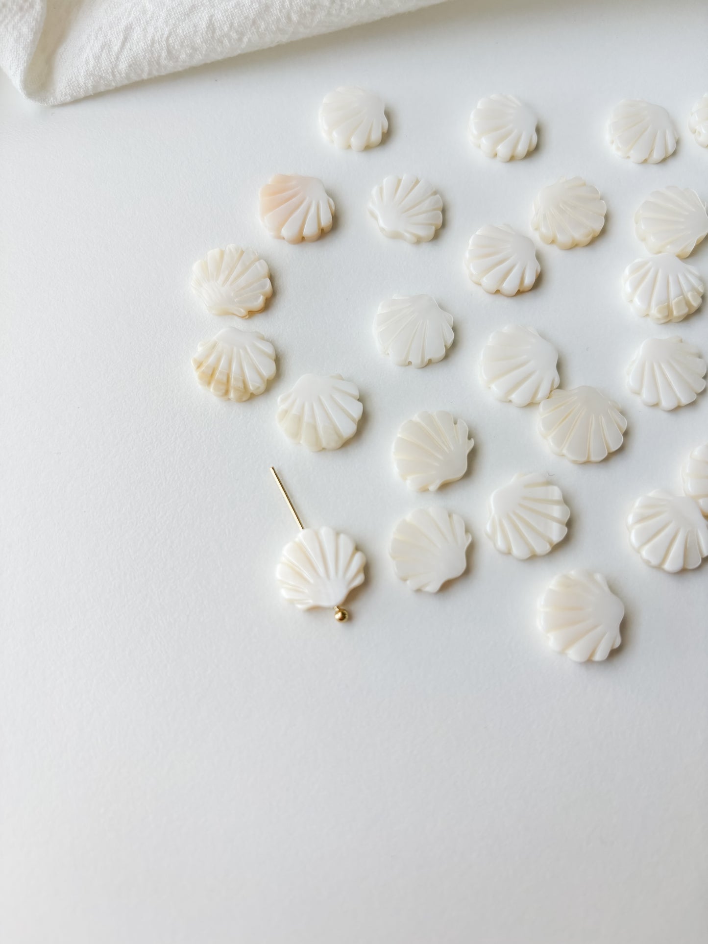 Pearl shell 12x12x3mm, 1pc