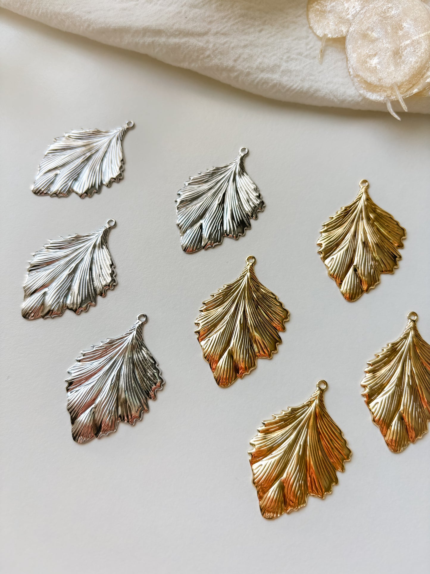 Pendant leaf 18K 37x25x1.5mm, 1pc