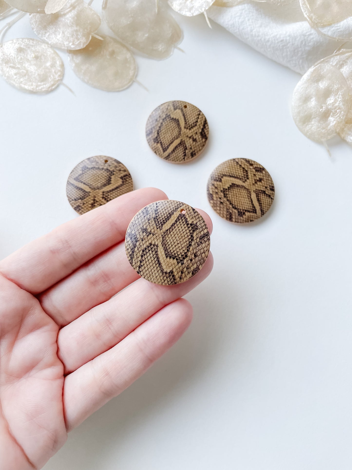 Wooden pendant circle 30x5mm, 1pc