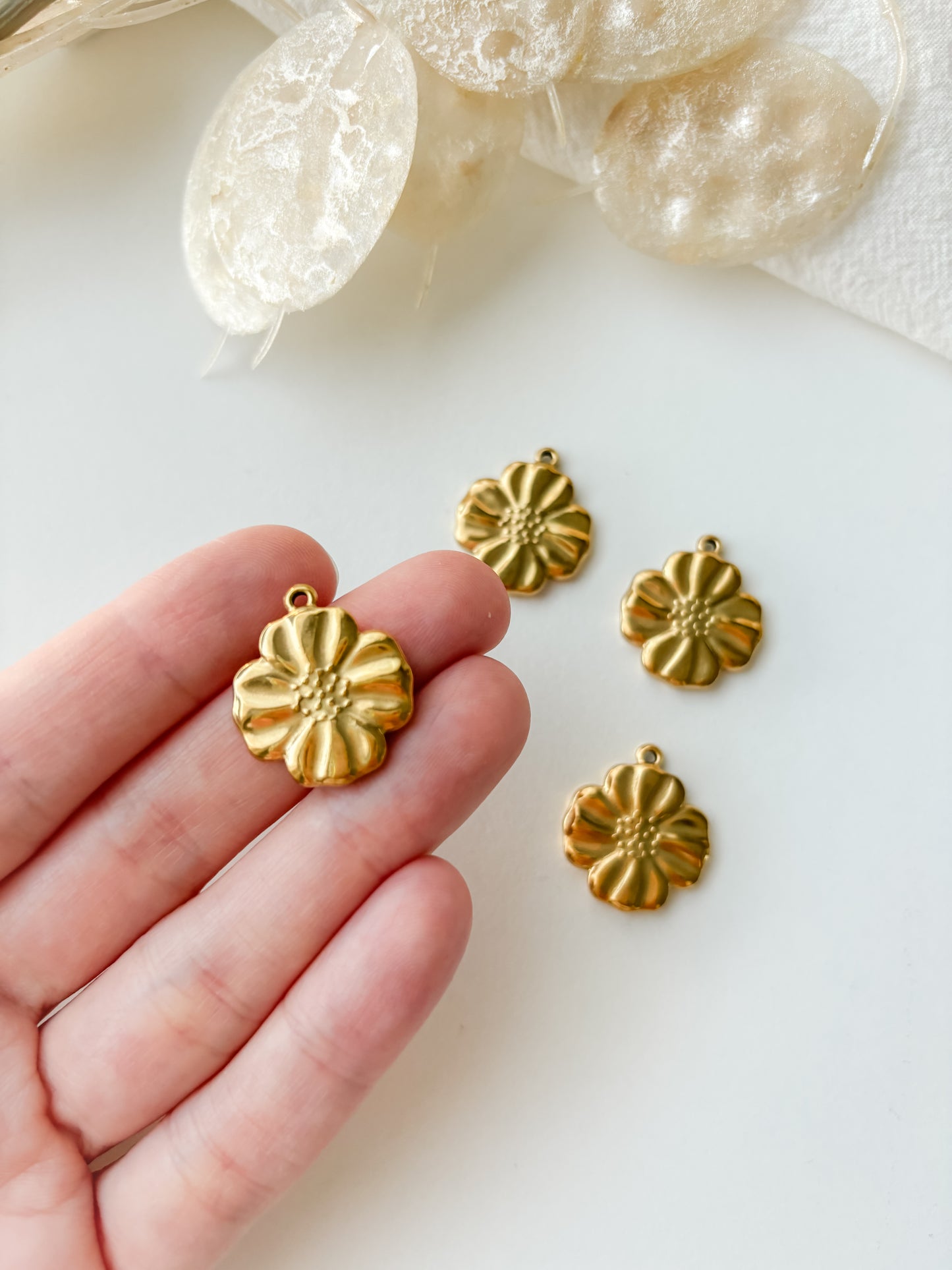 Pendant flower 21.5x19x3mm RST304, 1pc