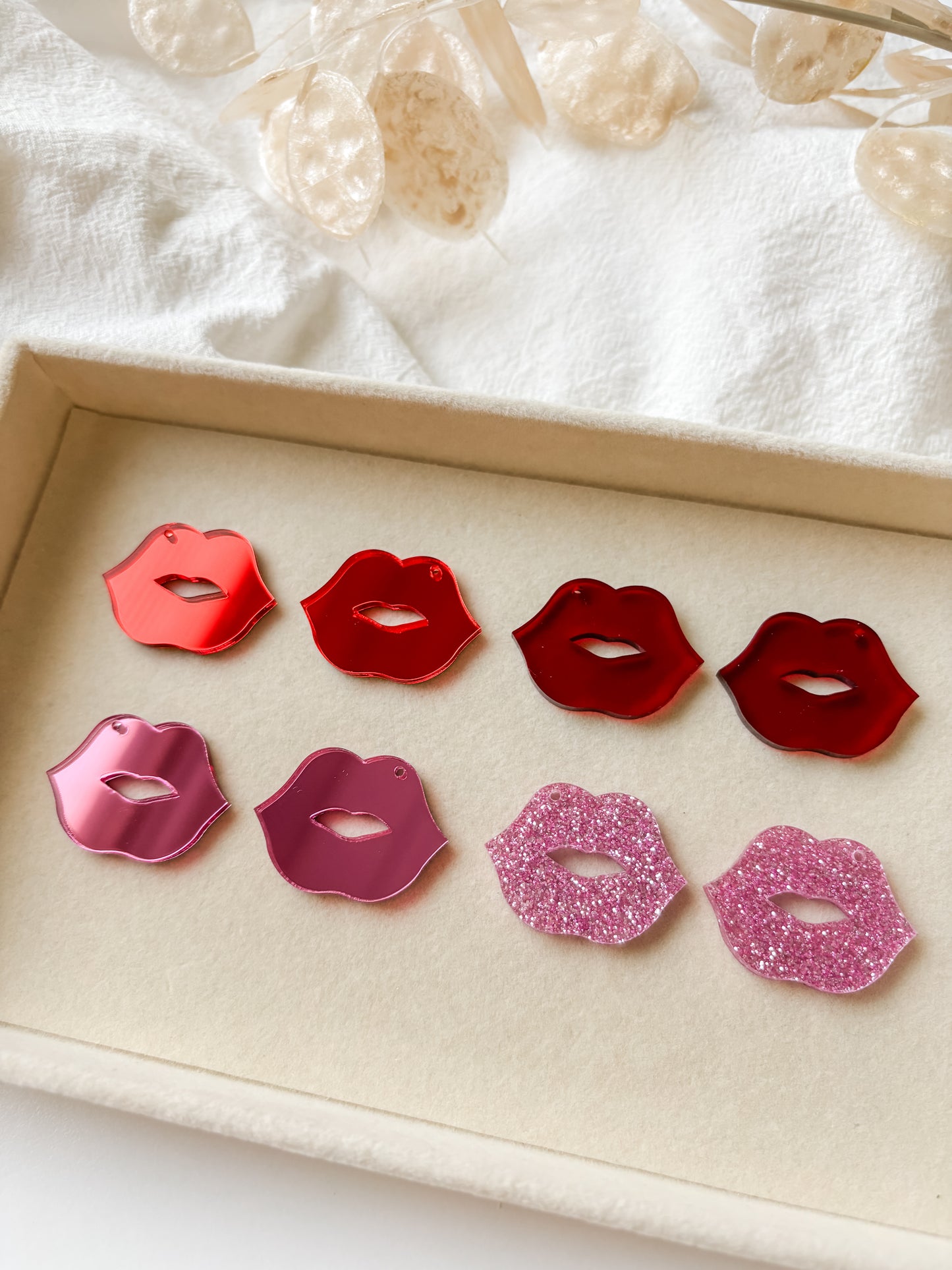 Pendant lips, 1 pair