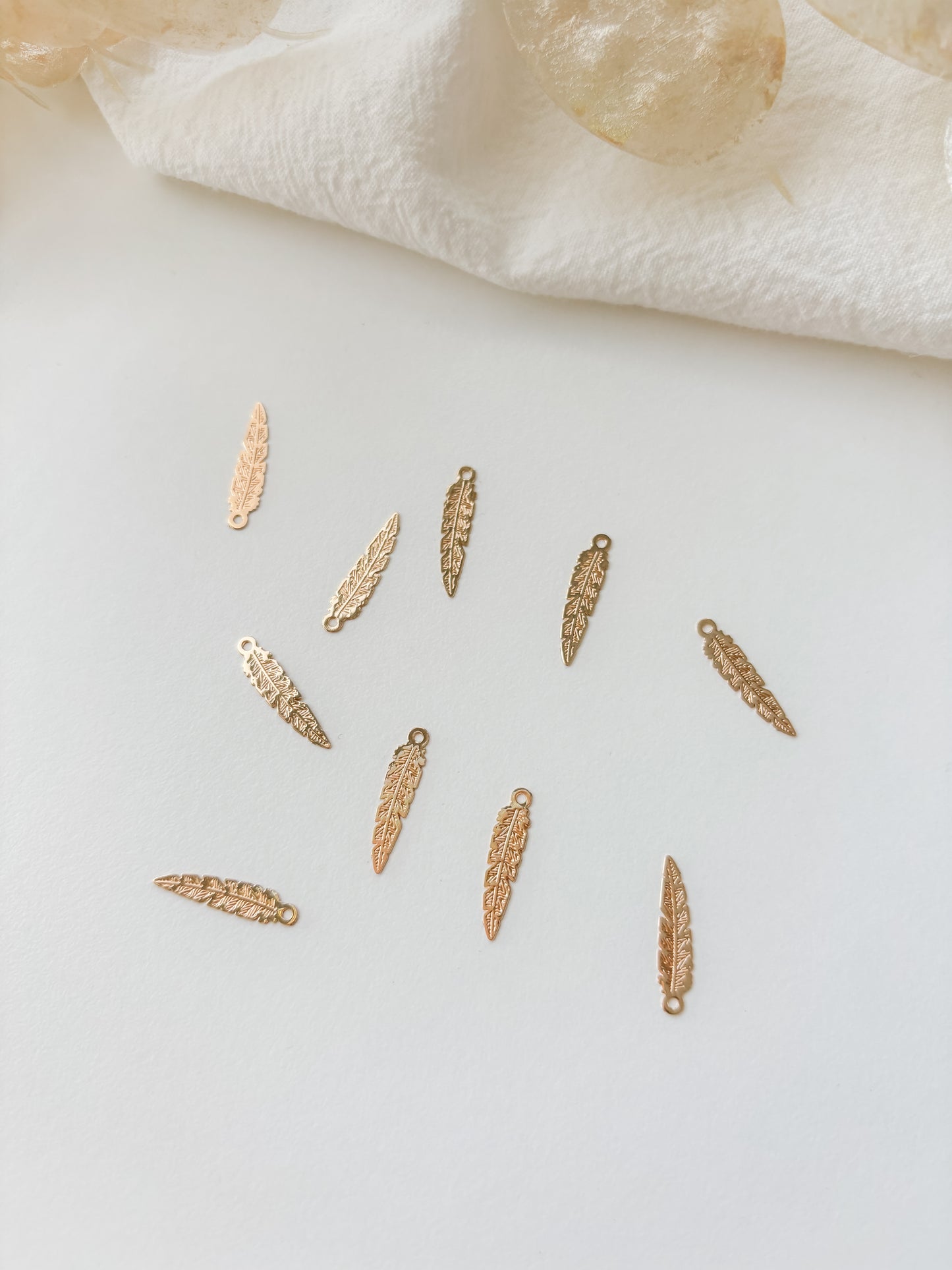 Pendant feather 17x4x0.3mm, 1pc