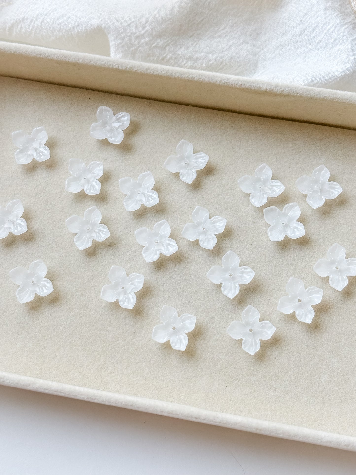Glass bead flower 17x17x4mm, 10pcs
