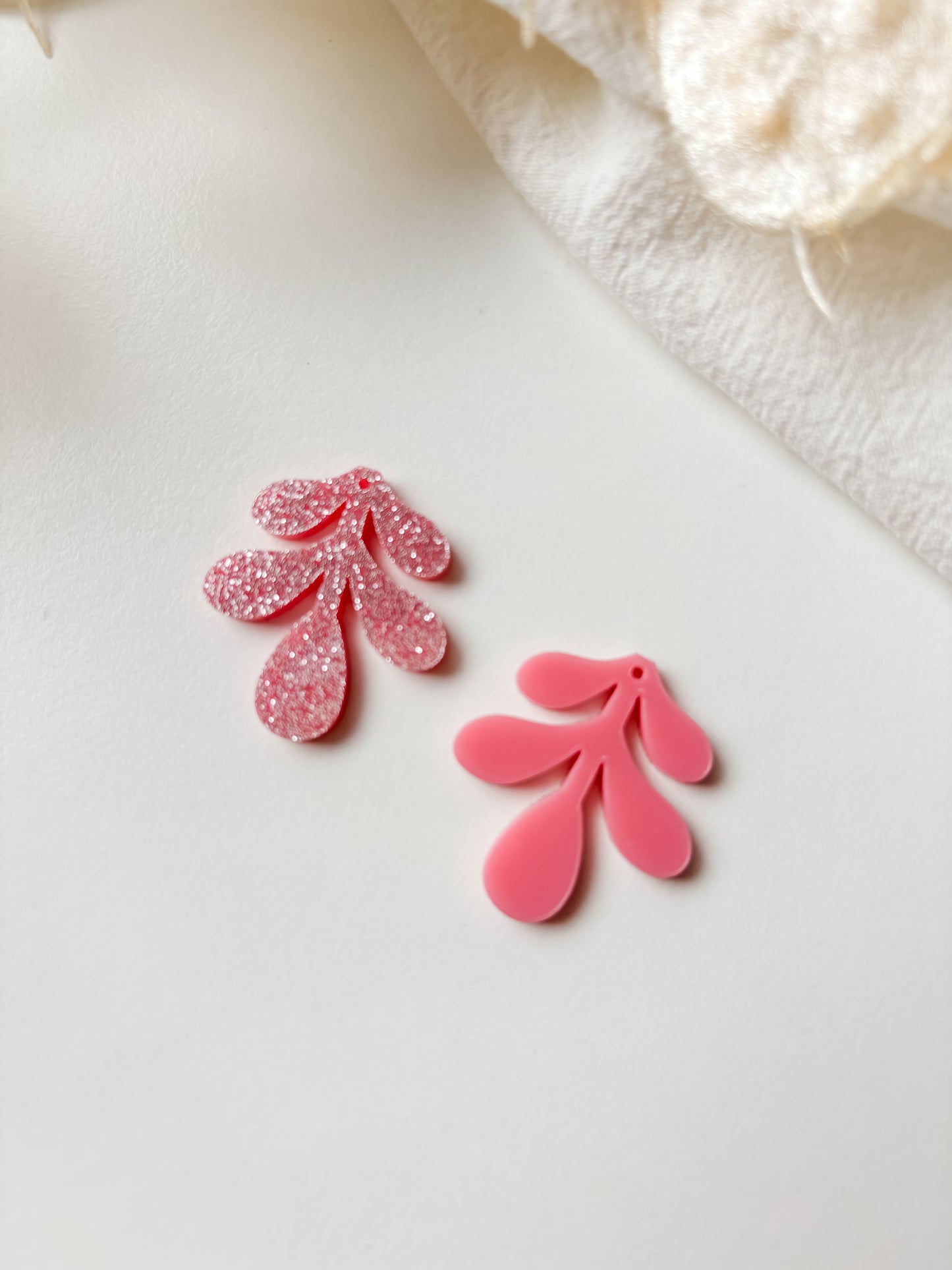 Pendant leaf glitter pink 29x25mm, 1 pair