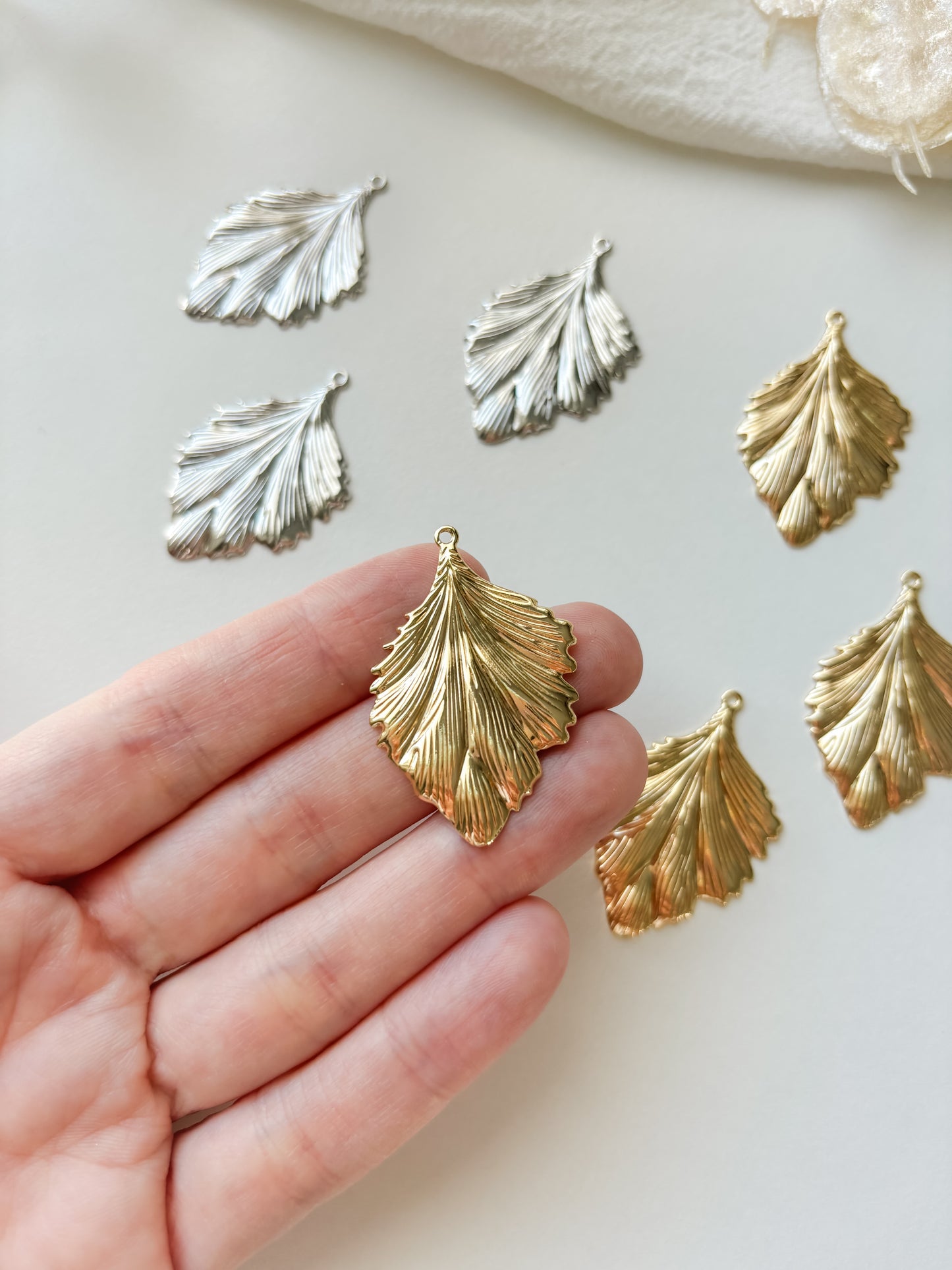 Pendant leaf 18K 37x25x1.5mm, 1pc