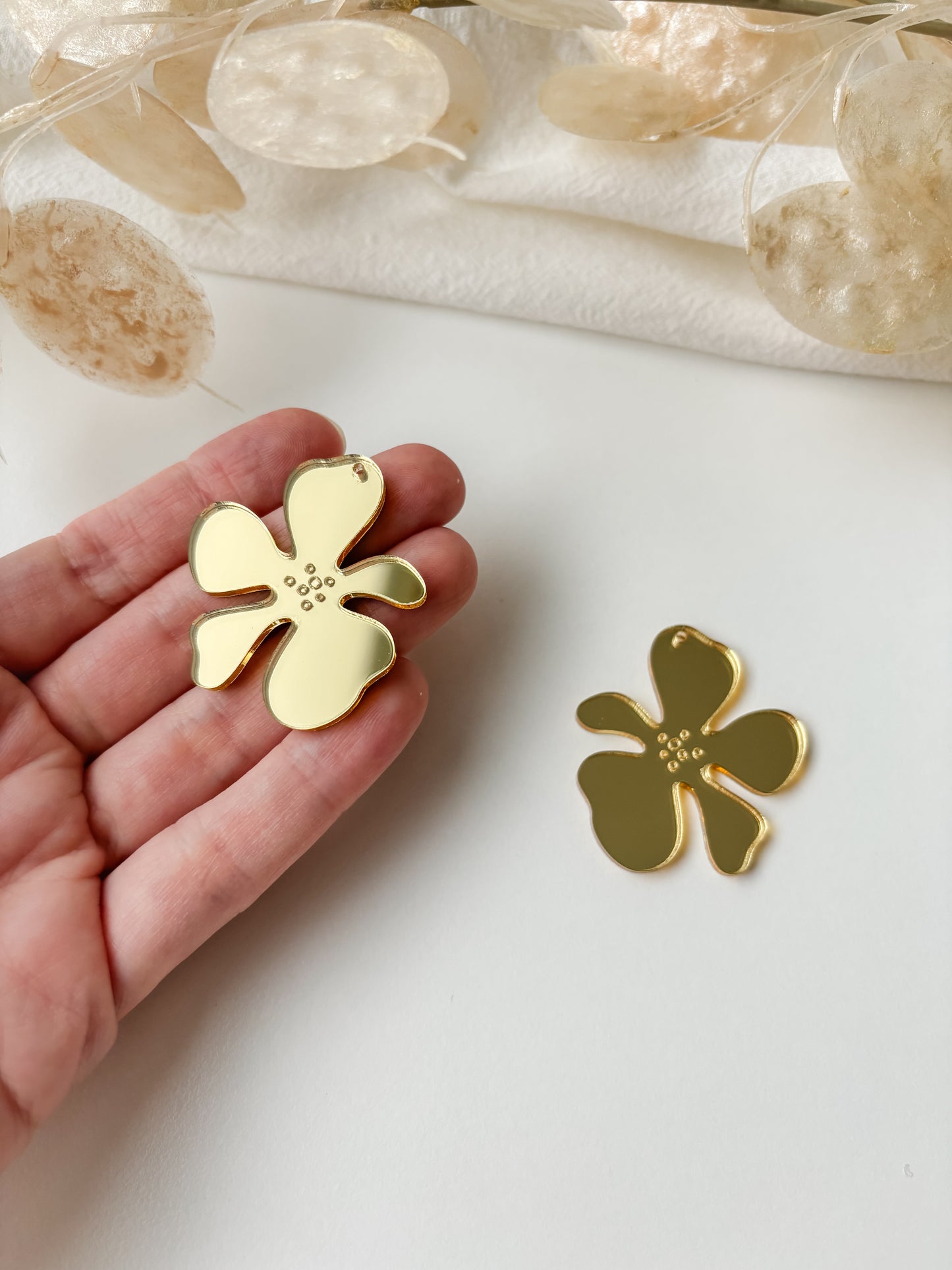 Pendant flower mirror acrylic 40mm, 1 pair