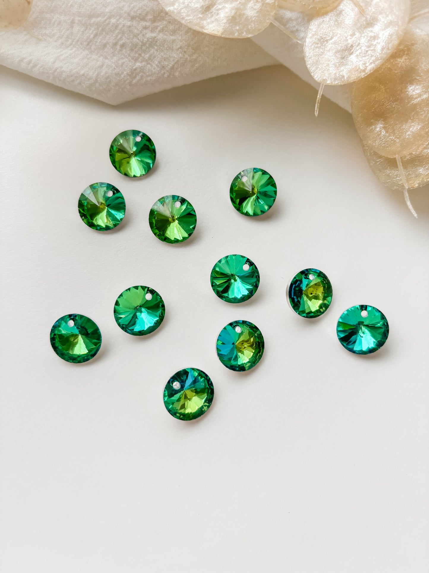 Glass pendant green circle 14x7mm, 6pcs