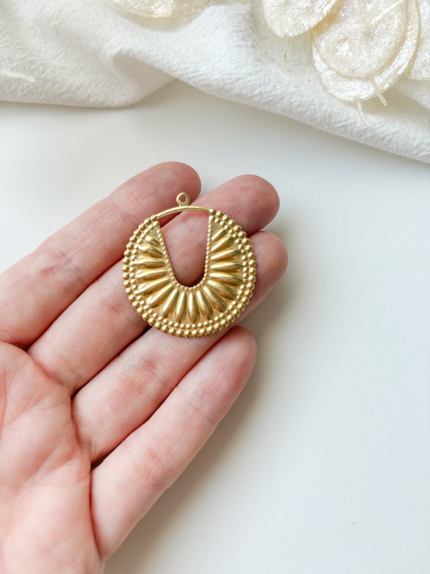 Pendant circle 34.5x32x1.5mm, 1pc