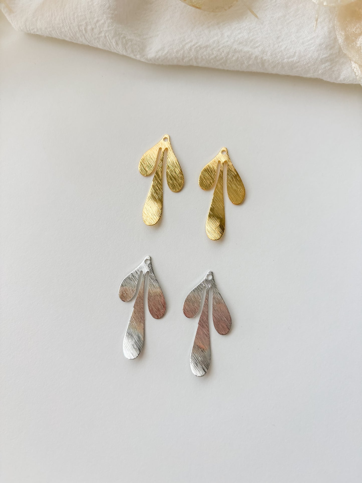 Pendant leaf 35.5x17x0.5mm, 1pc