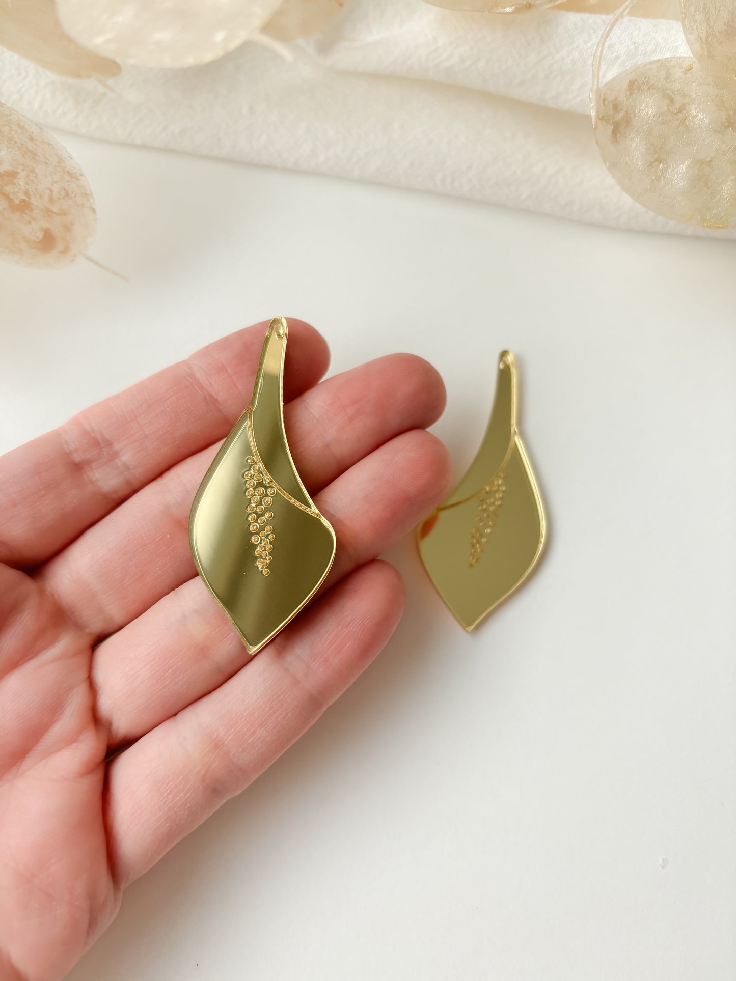 Pendant flower mirror acrylic 50mm, 1 pair