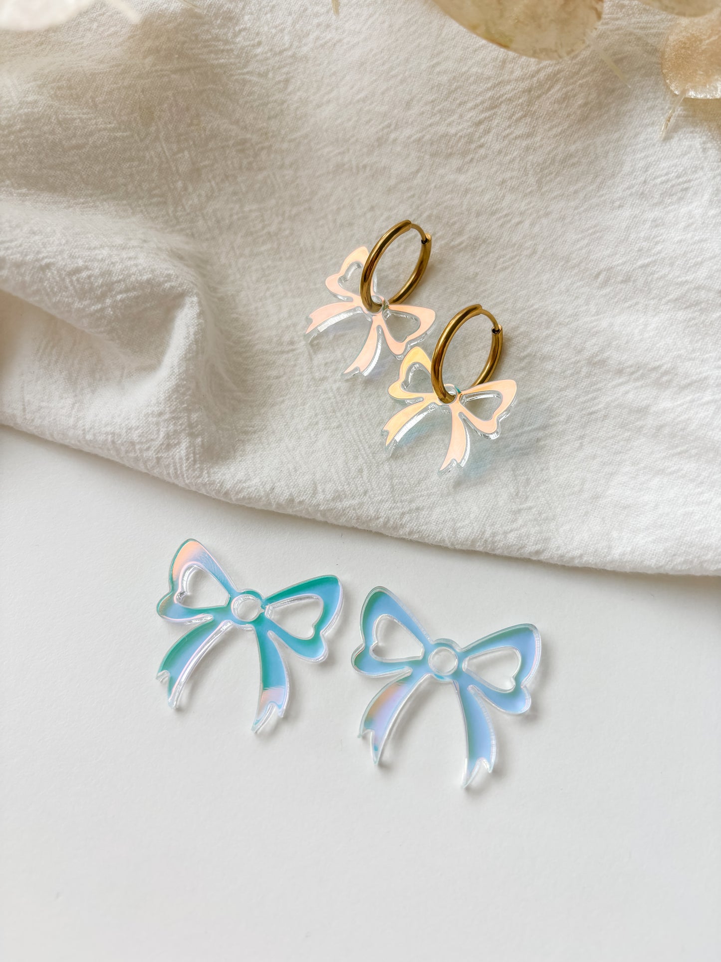 Pendant bow, iridescent, 1 pair