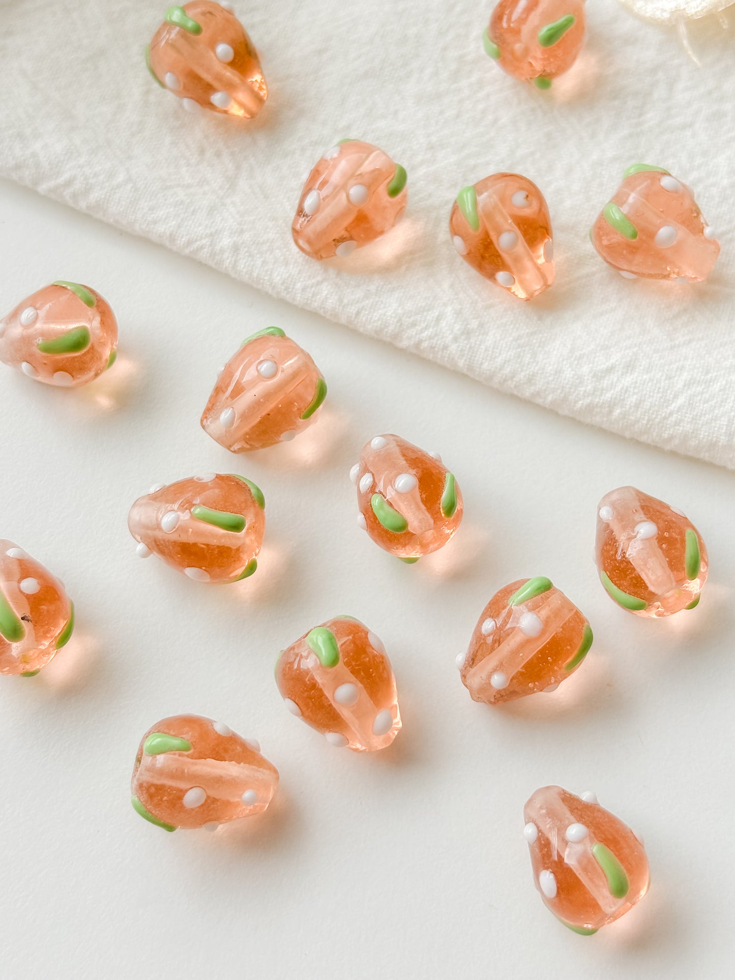 Glass bead strawberry 13~16x11mm, 1pc