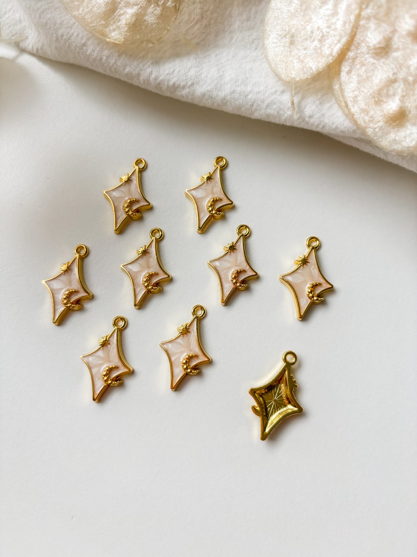 Pendant star 24x15x3mm, 1pc