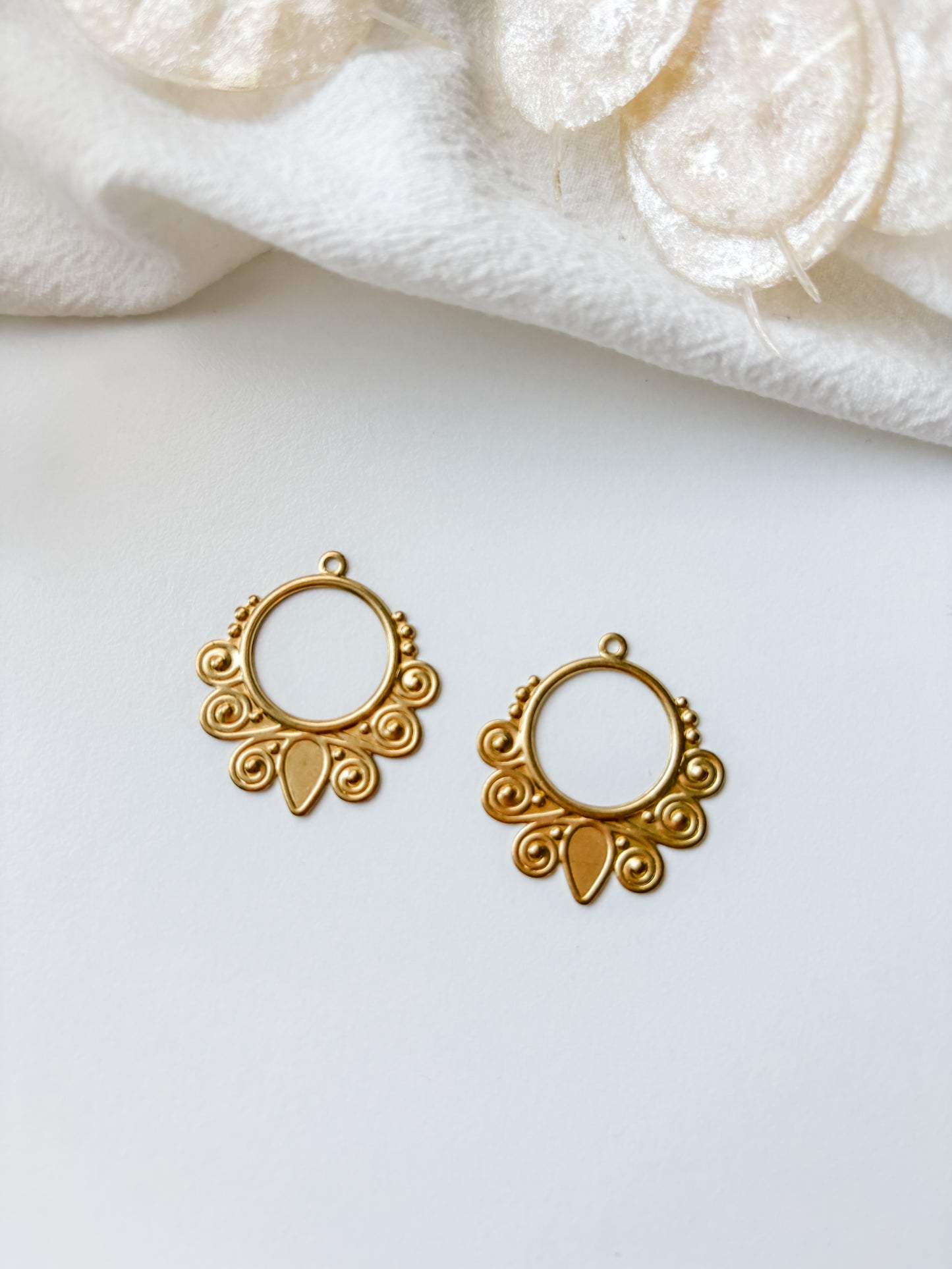 Pendant circle 28.5x26x1mm, 1pc