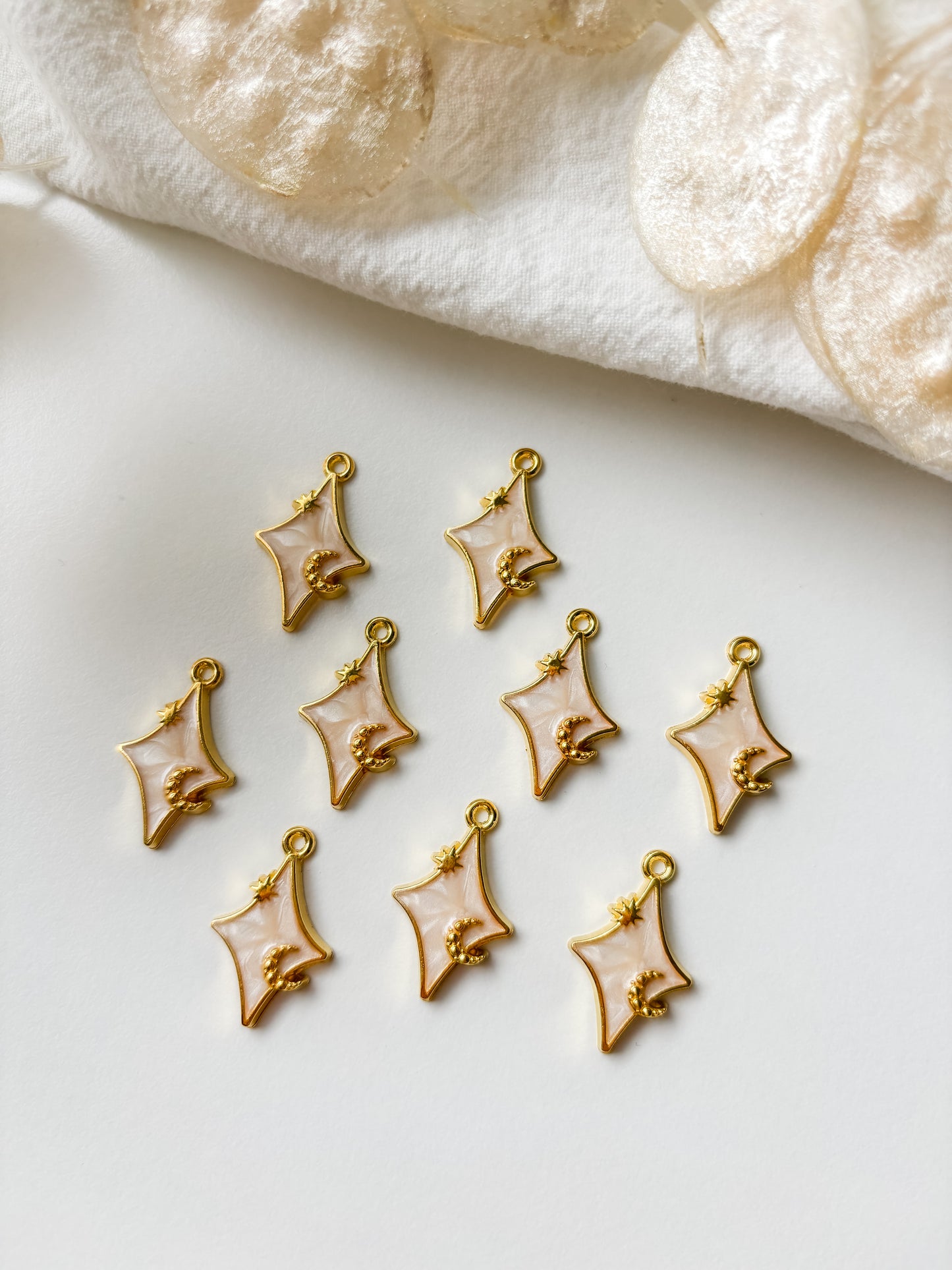 Pendant star 24x15x3mm, 1pc