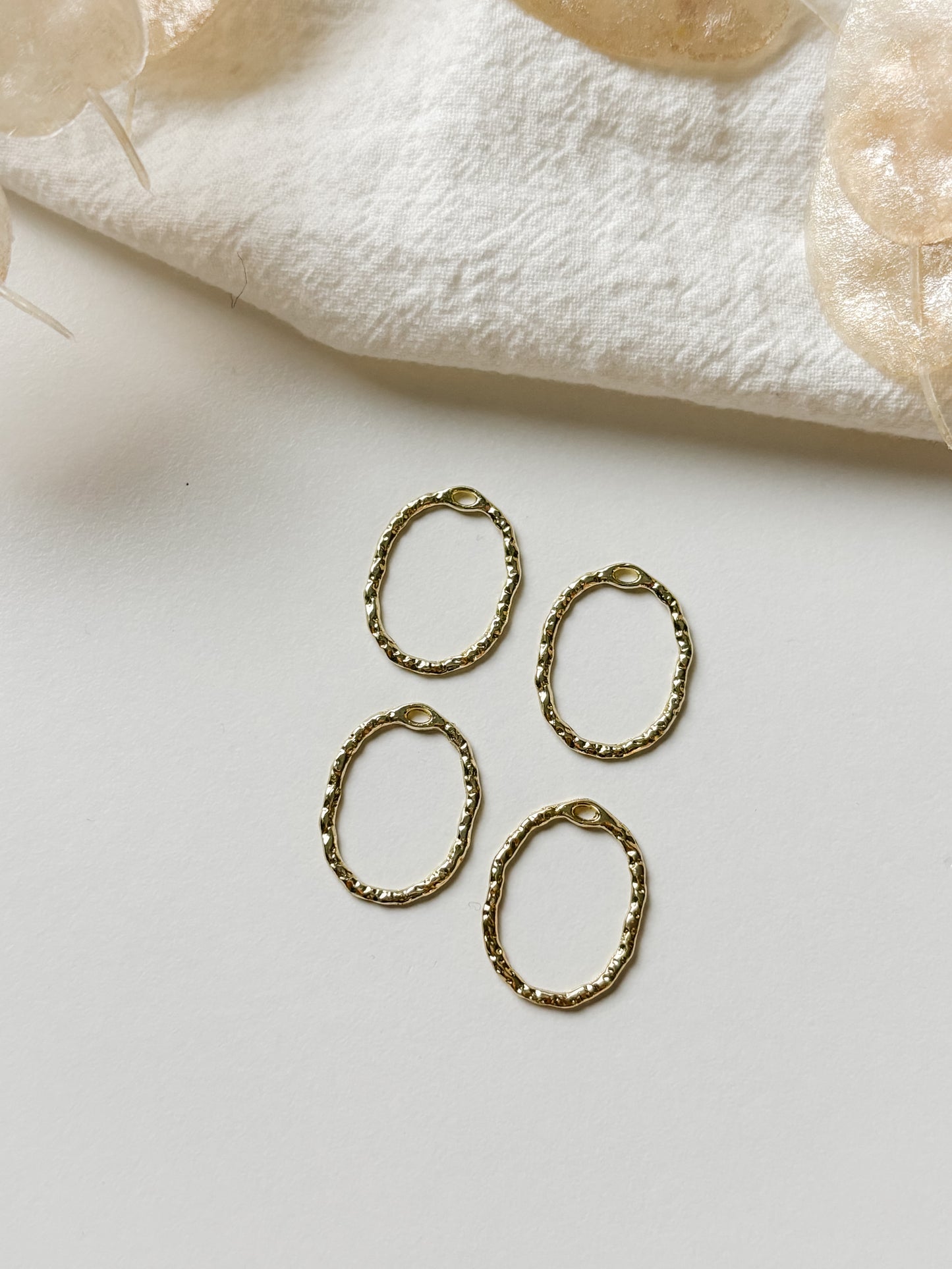 Riipus ovaali 21.5x16.5x1mm, 1kpl