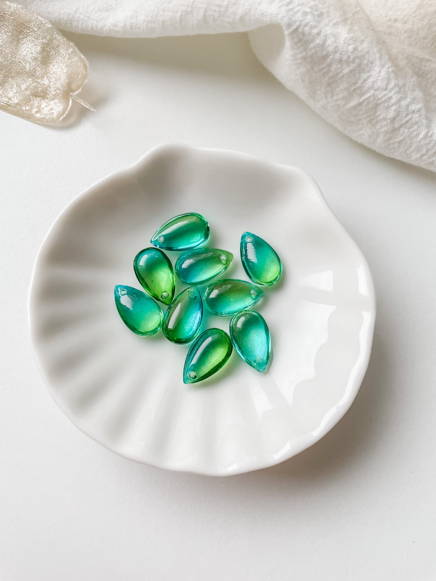 Glass pendant 13.5x8x5.5mm, 1pc