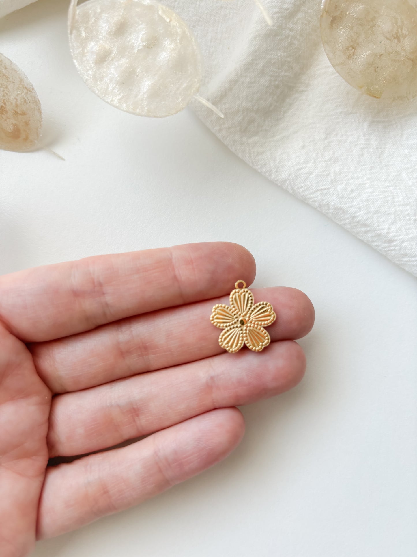 Pendant flower 18x16x1mm, RST304, 1pc