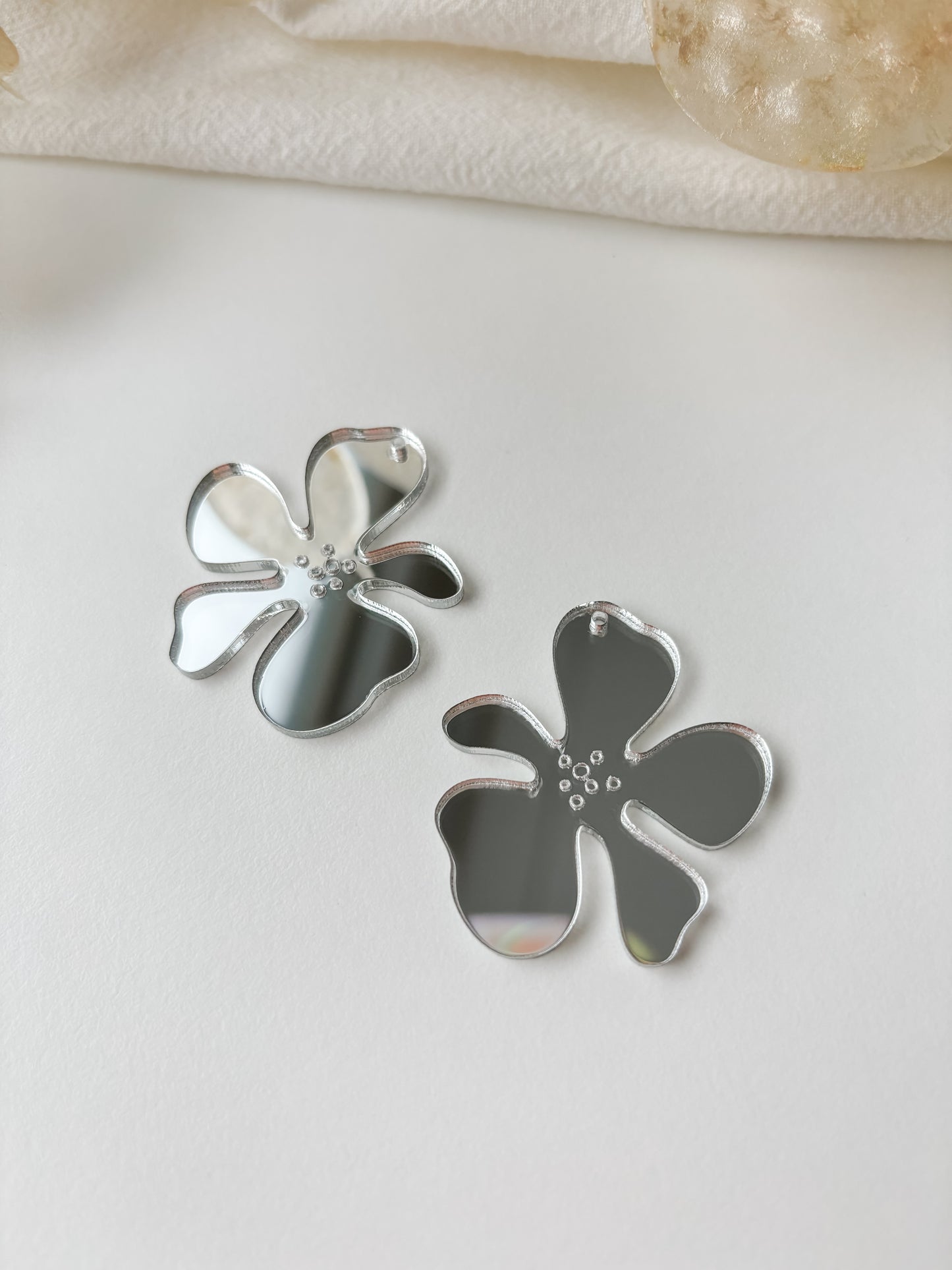 Pendant flower mirror acrylic 40mm, 1 pair