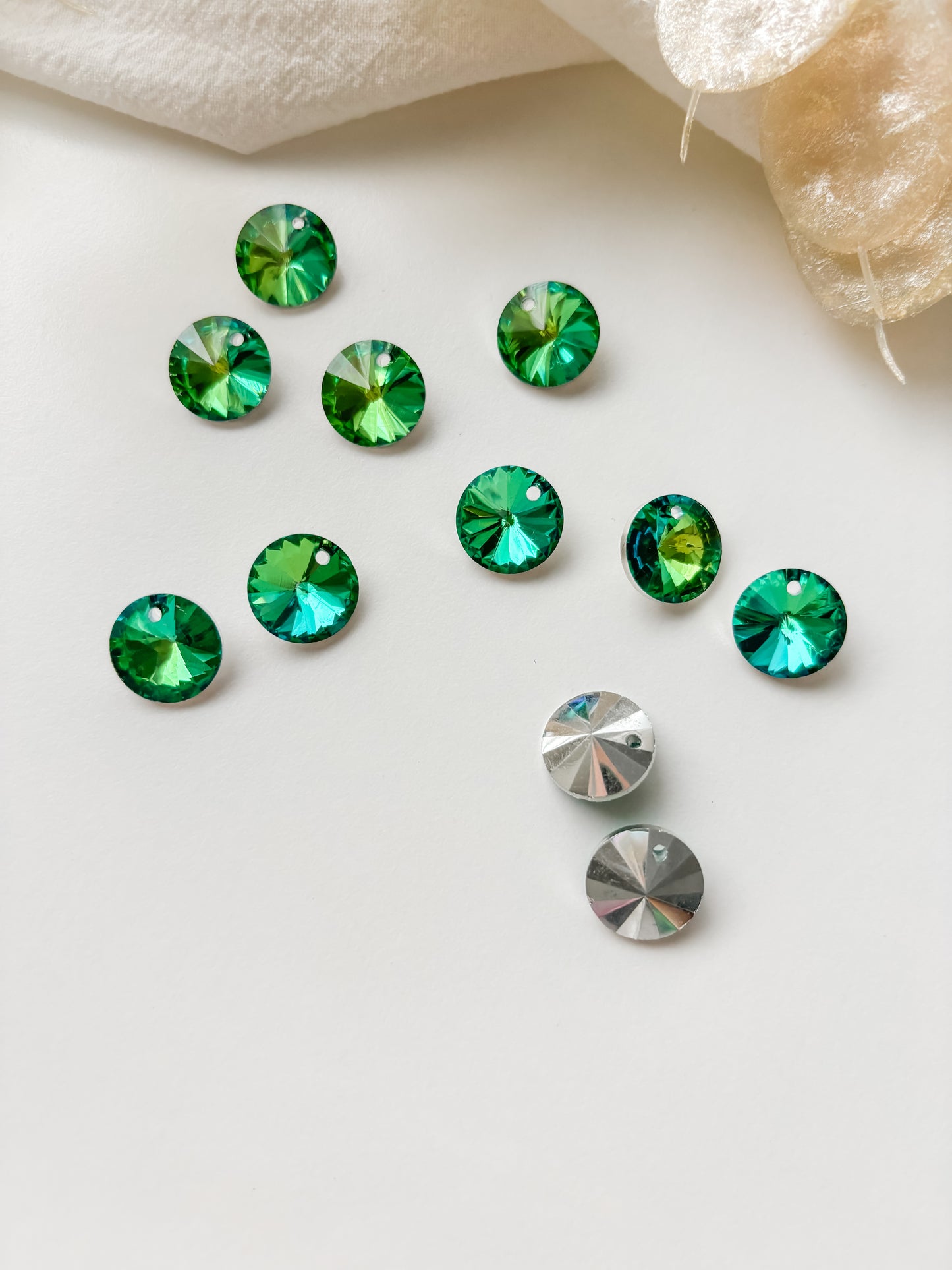 Glass pendant green circle 14x7mm, 6pcs