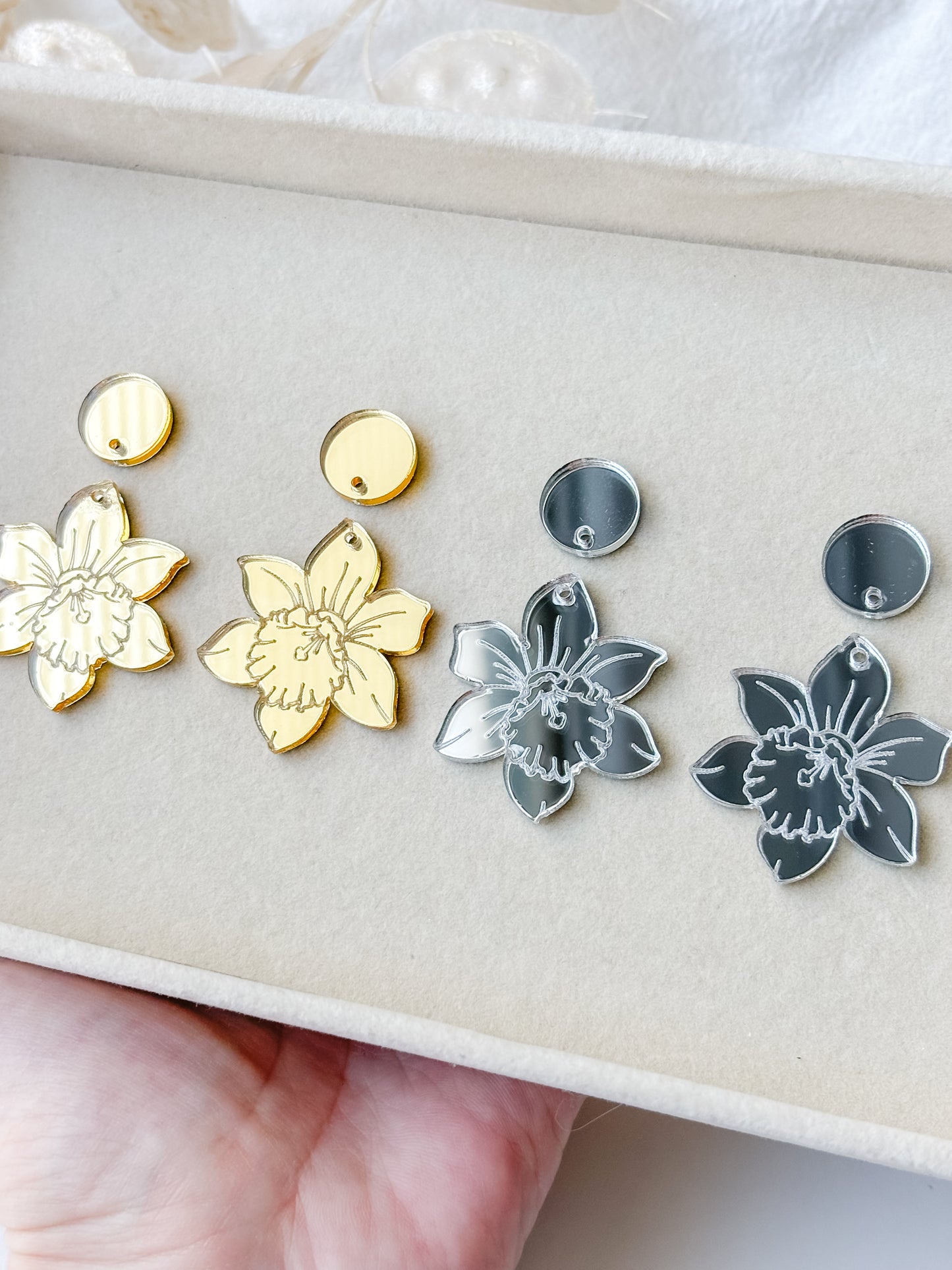 Pendant daffodil flower set, 1 pair