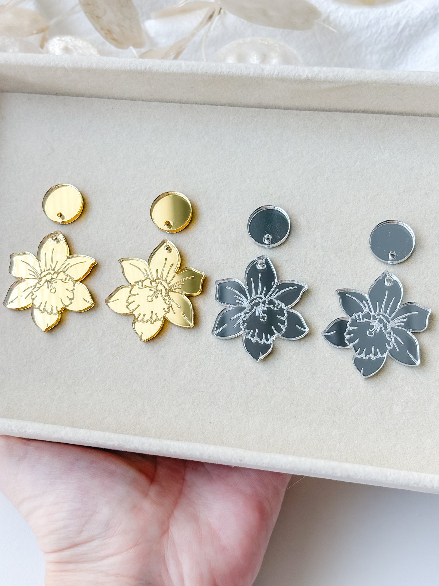 Pendant daffodil flower set, 1 pair