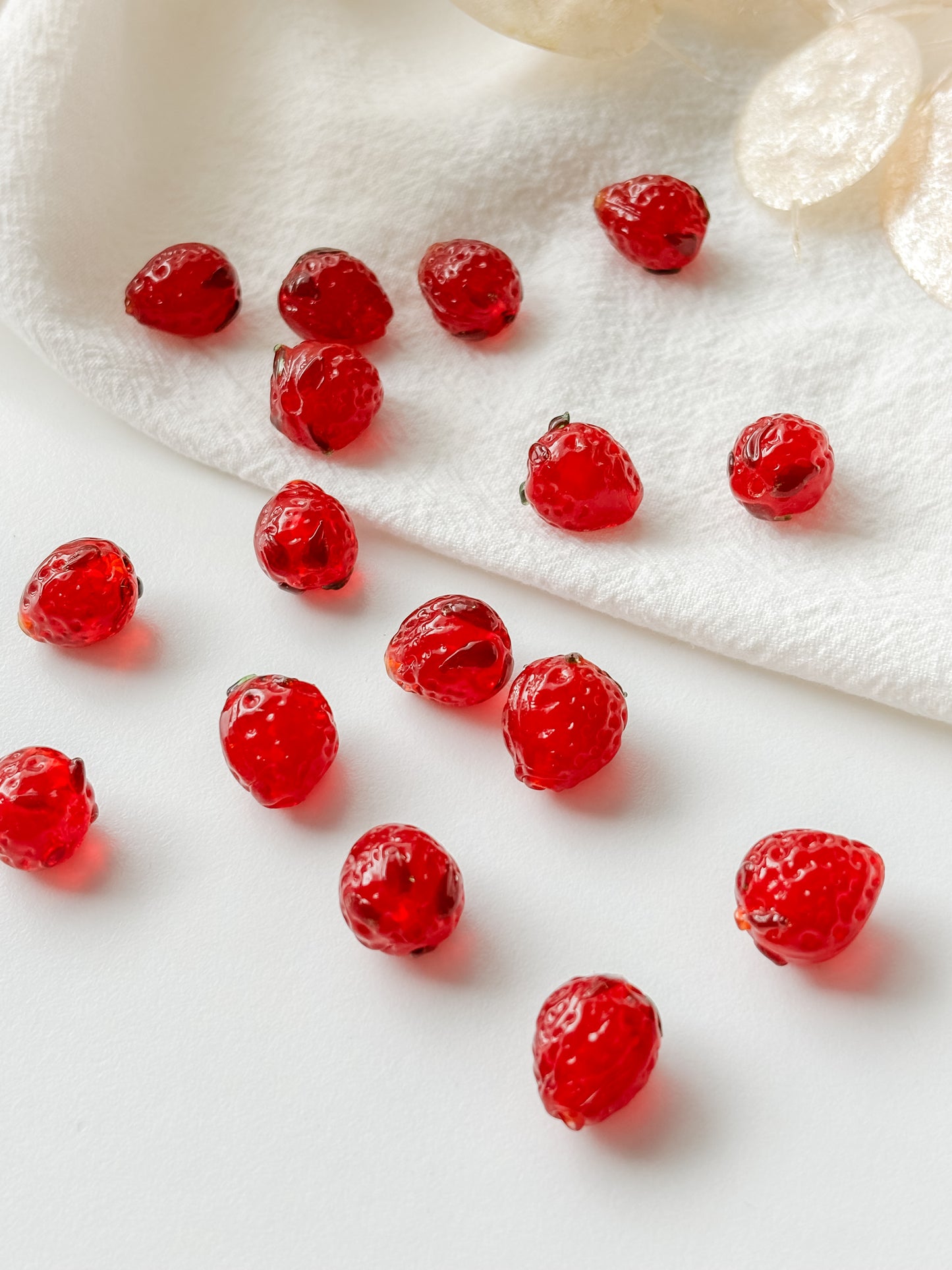 Glass bead strawberry 14~15x12.5x12.5mm