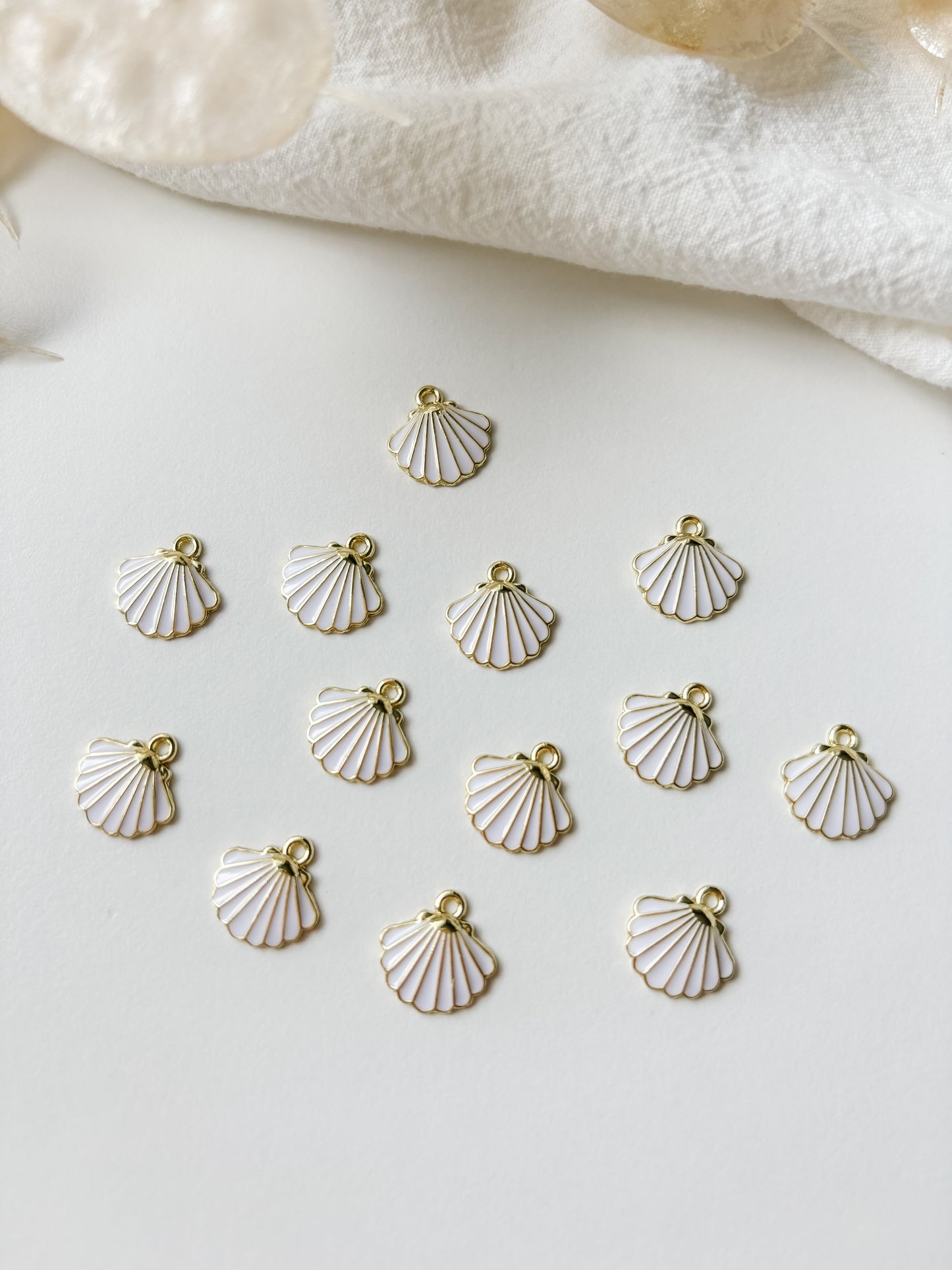 Pendant shell 13x13x2mm, 1pc