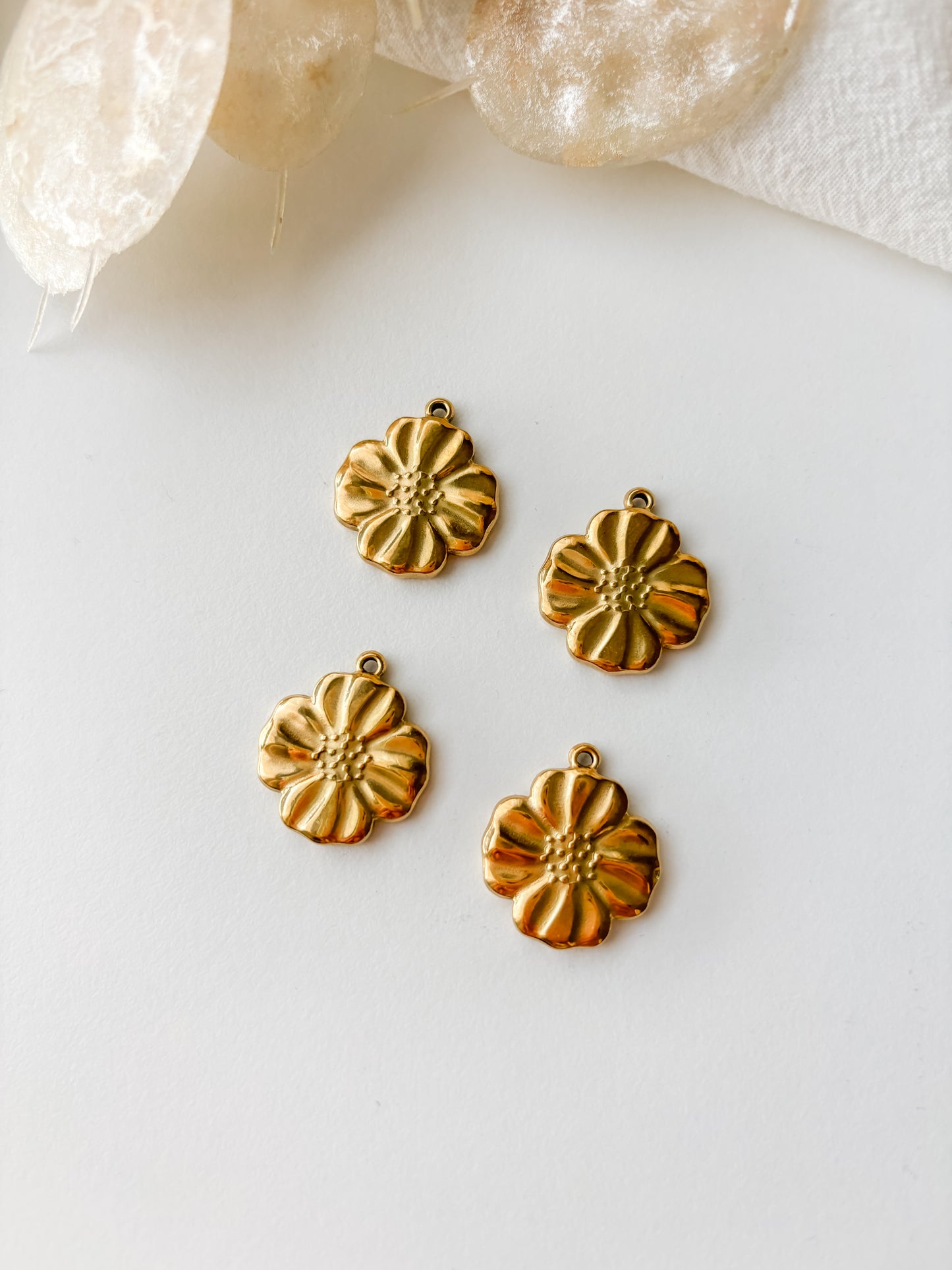 Pendant flower 21.5x19x3mm RST304, 1pc