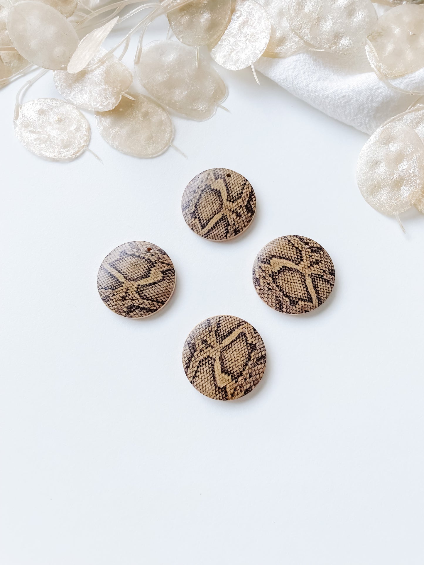 Wooden pendant circle 30x5mm, 1pc