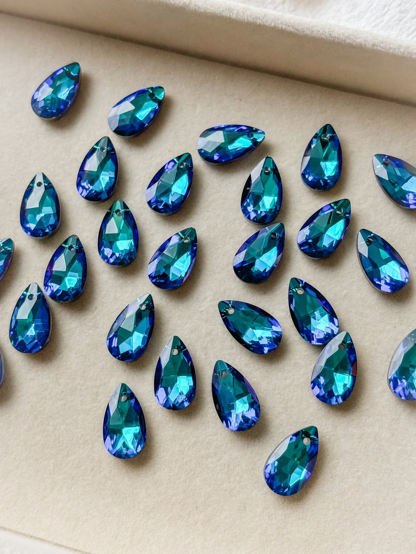 Glass pendant drop 16x9x5mm, 6 pcs