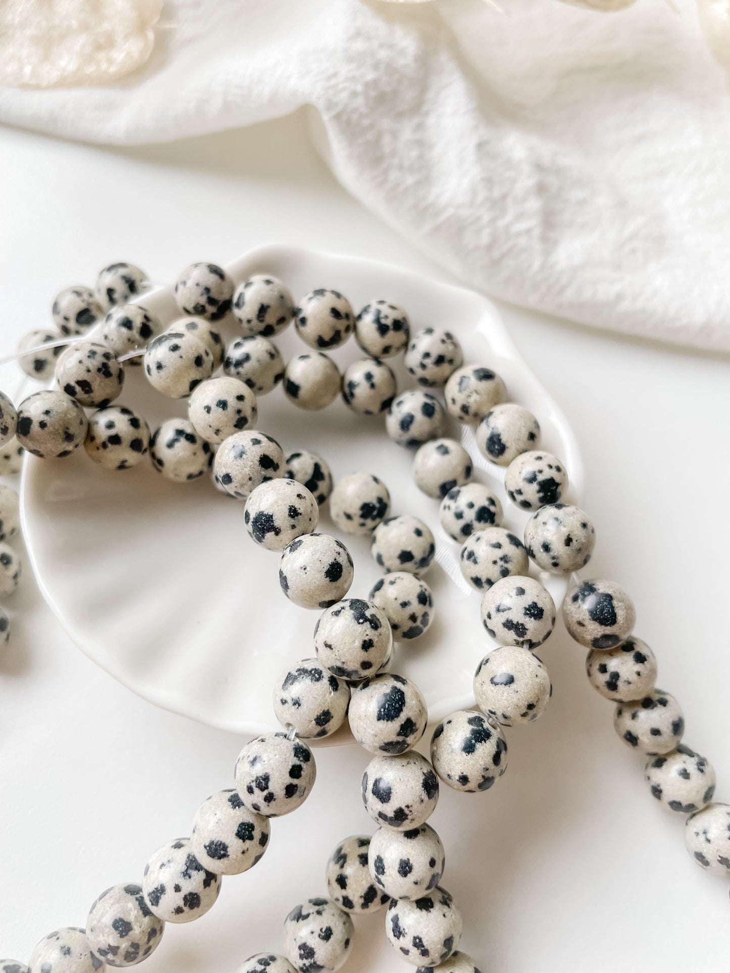 Dalmatian jaspis 8mm helmi 20kpl